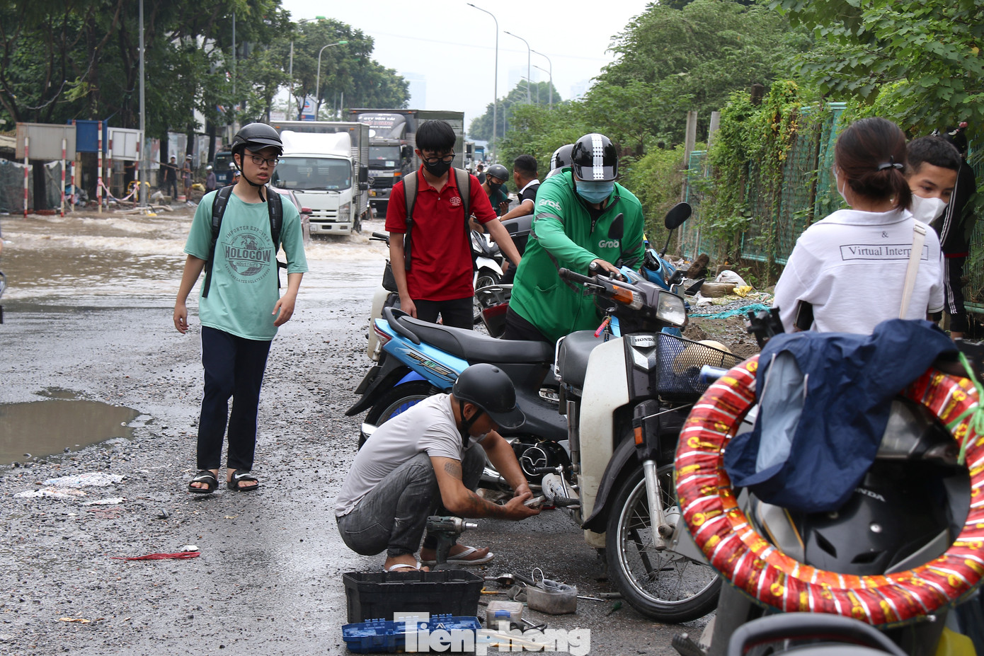 Hàng loạt phương tiện chết máy do mực nước ngập quá nửa bánh xe.