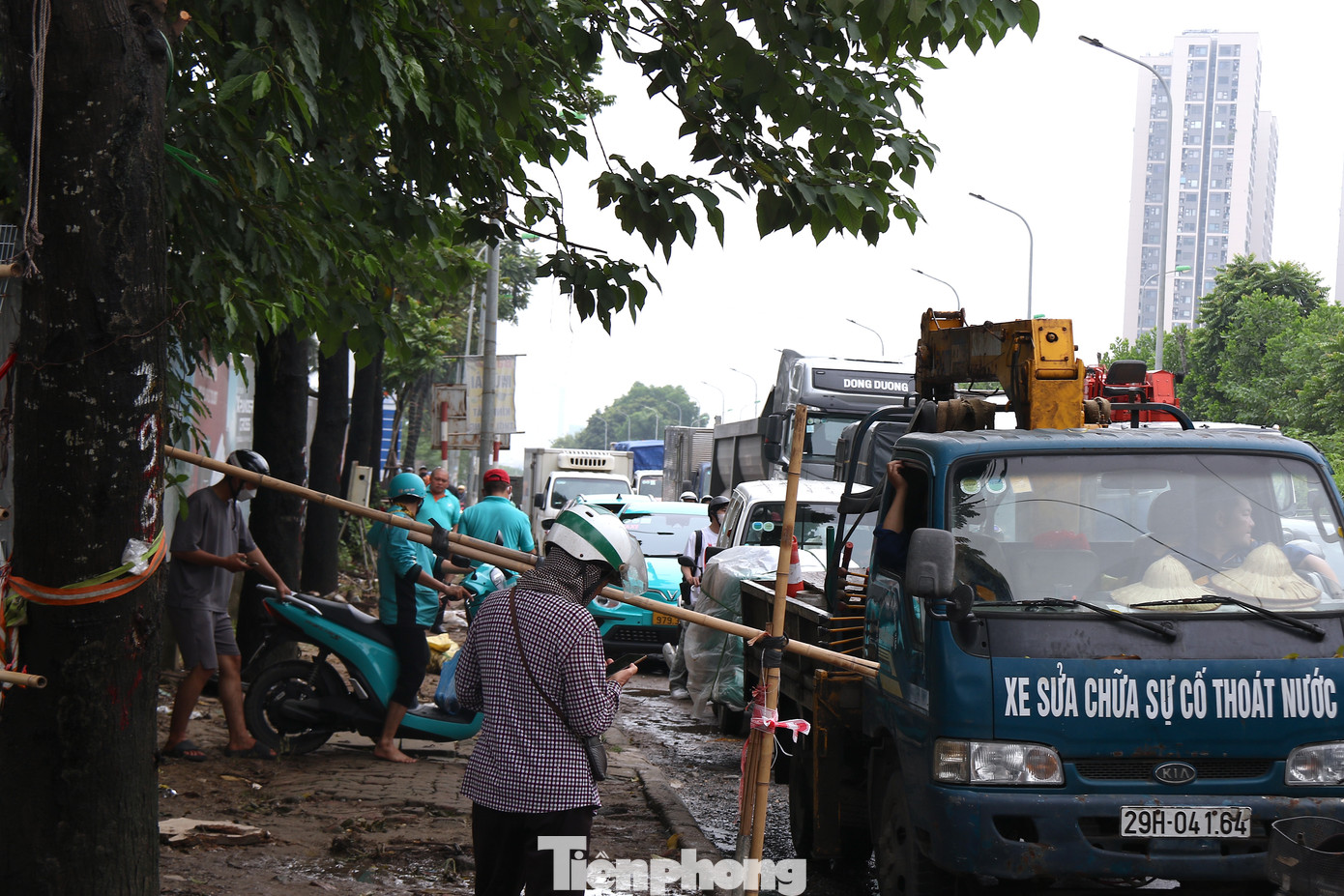 Hàng dài xe xếp hàng, ngần ngại không dám đi qua khu vực ngập sâu.