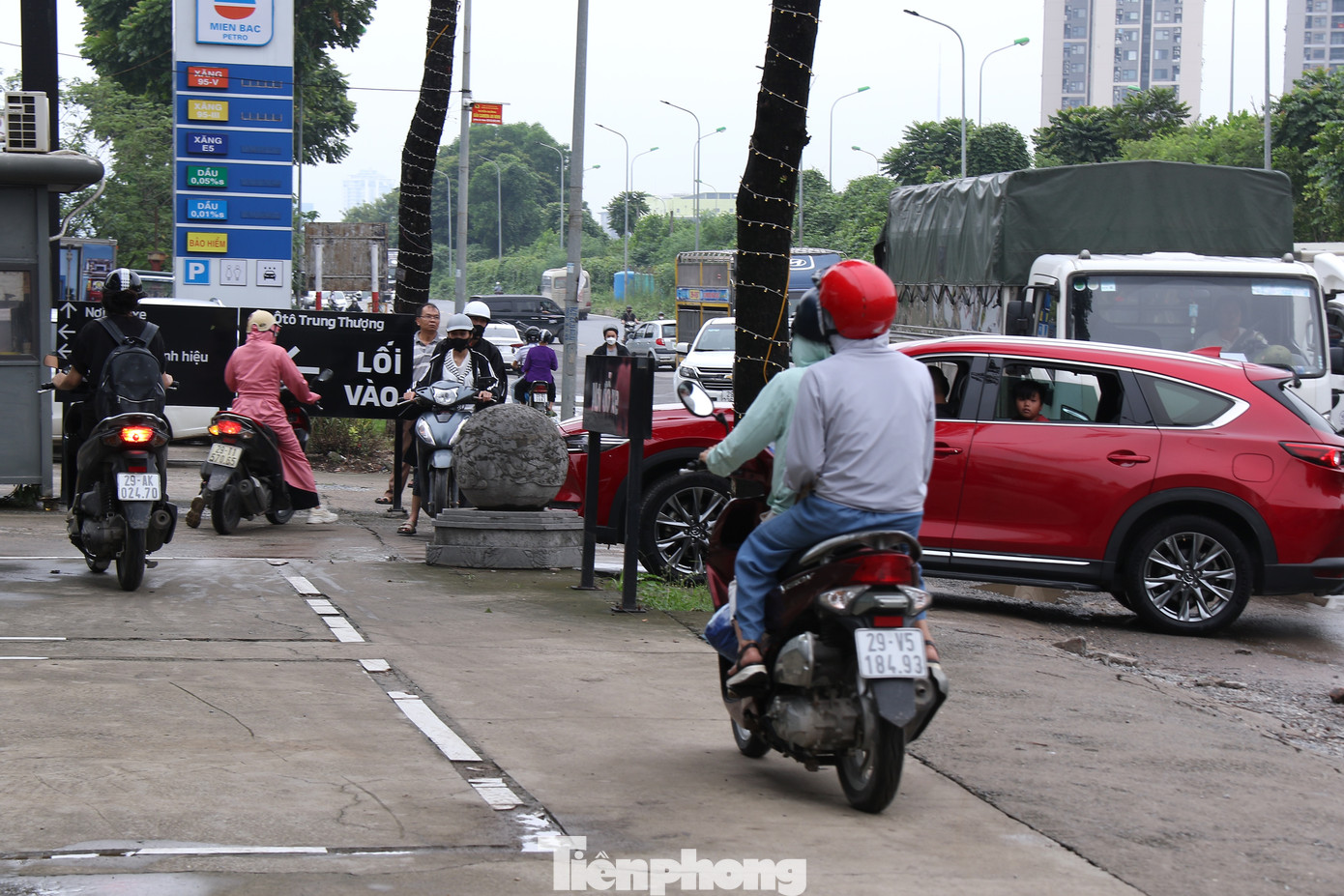 Nhiều ô tô, xe máy phải quay đầu vì sợ ngập.