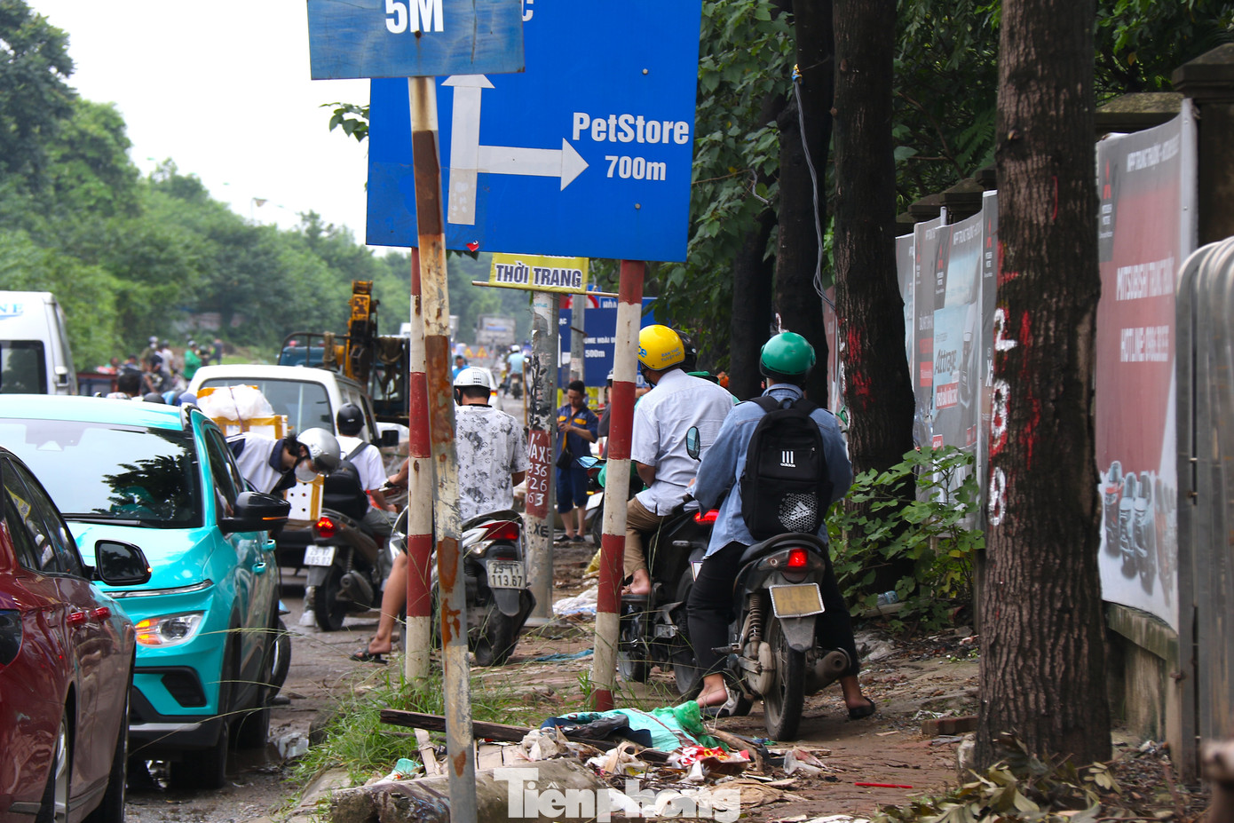 Đường gom Đại lộ Thăng Long (gần khu vực Thiên đường Bảo Sơn) là điểm đen ngập lụt của Hà Nội từ nhiều năm nay. Cứ sau mỗi đợt mưa lớn, đoạn đường này lại trở thành nỗi kinh hoàng với người dân.