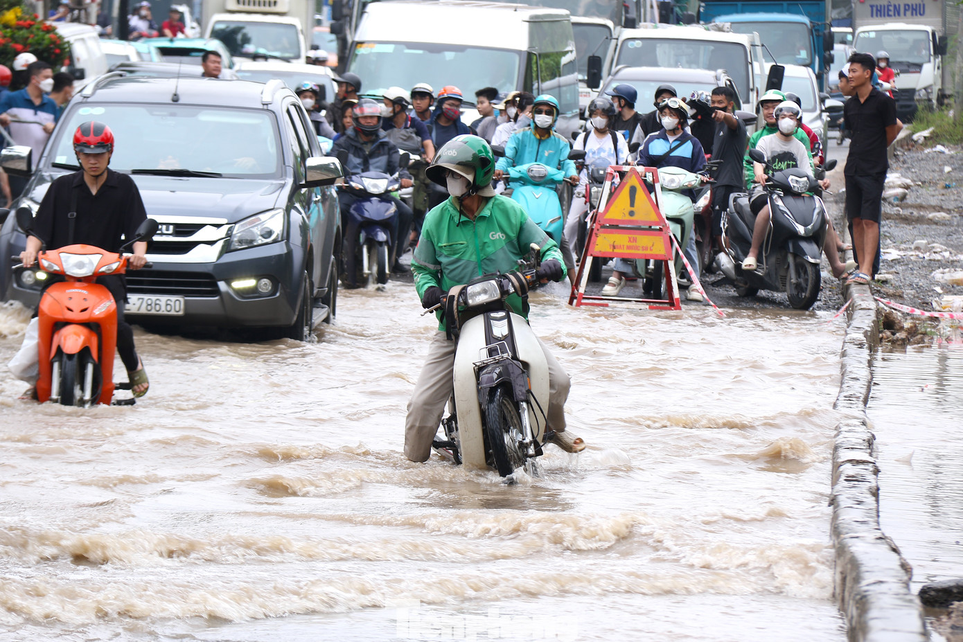 Việc di chuyển diễn ra vô cùng khó khăn.