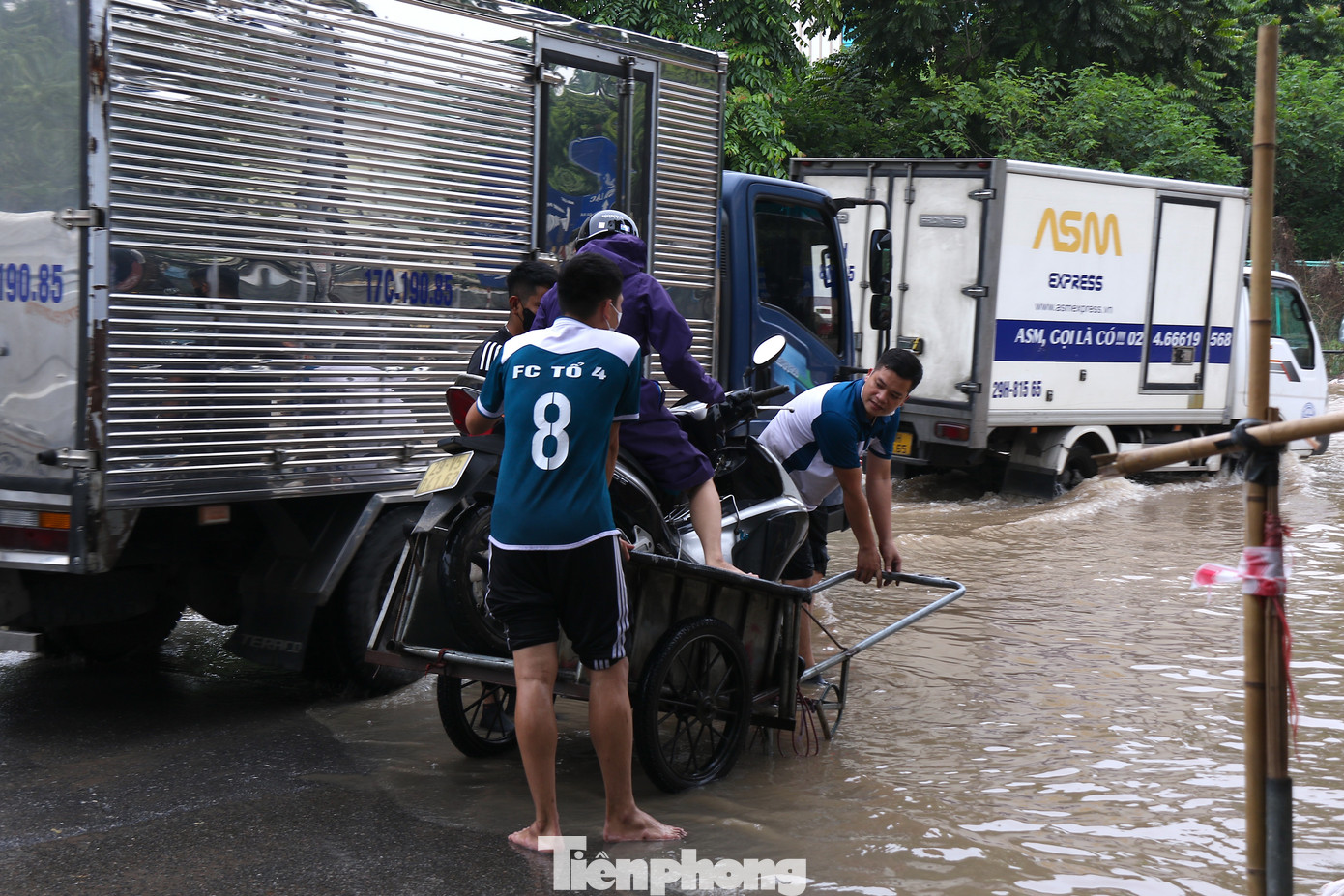 Dịch vụ xe kéo đắt khách mỗi khi khu vực này bị ngập.