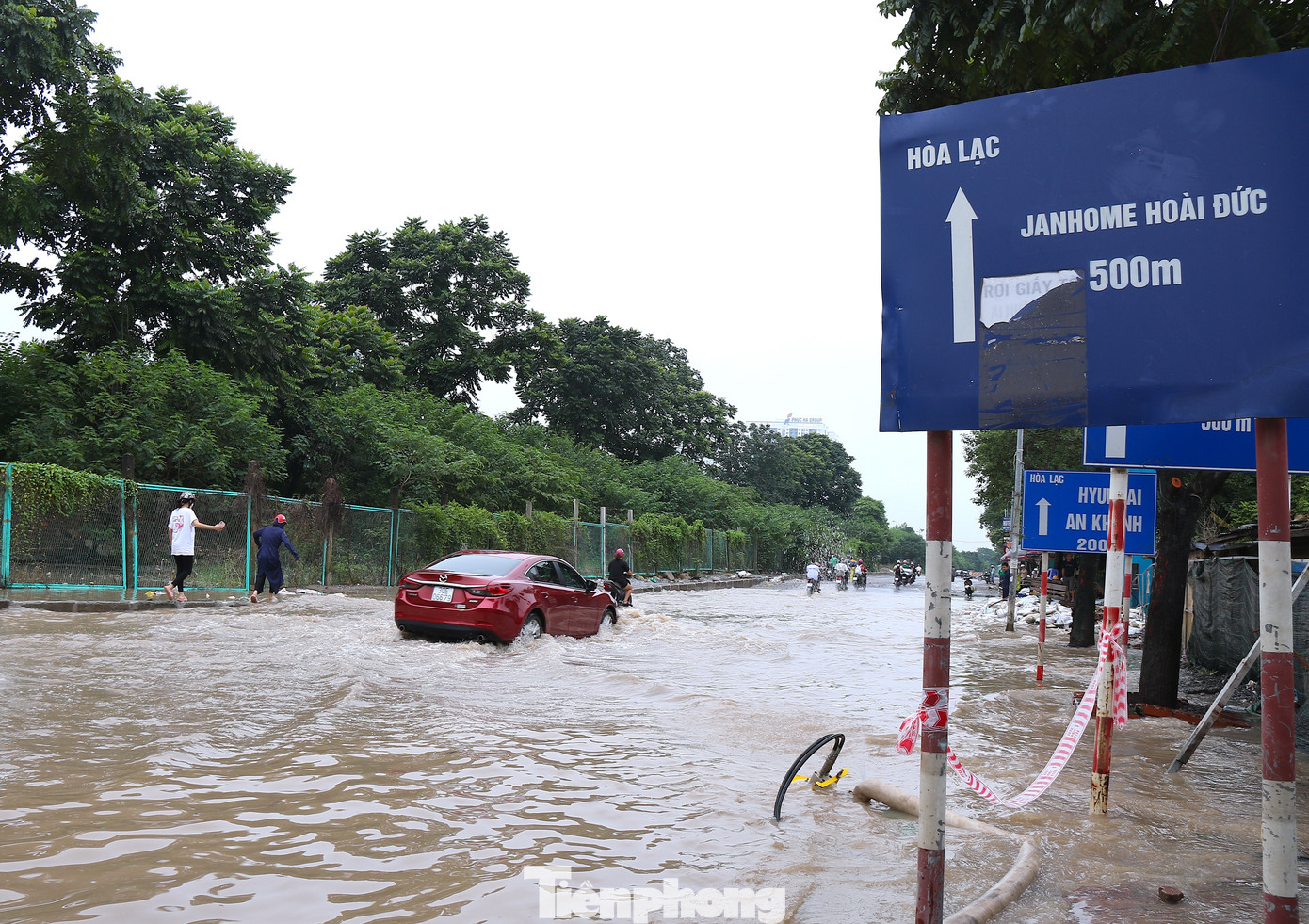 Do ảnh hưởng của rãnh áp thấp kết hợp với vùng hội tụ gió trên cao nên đêm qua và sáng sớm nay (23/8), thành phố Hà Nội hứng đợt mưa lớn khiến nhiều tuyến đường bị ngập nặng, đặc biệt là Đại lộ Thăng Long.