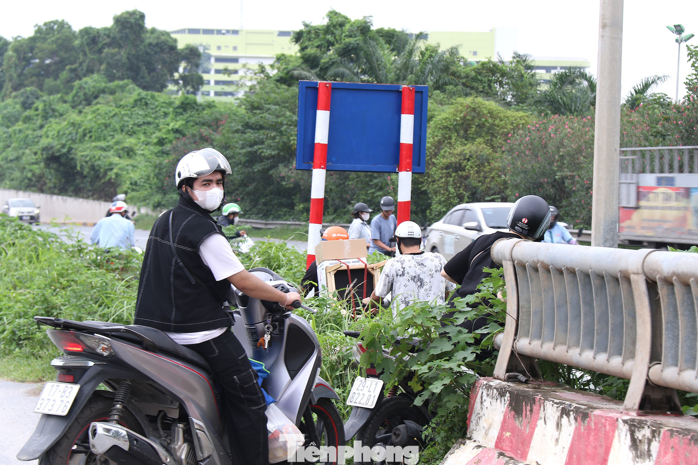 Hàng trăm ô tô, xe máy lưu thông theo lối đường gom hướng Hà Nội – Hoà Lạc đã quay đầu đi ngược chiều khiến cho giao thông rơi vào cảnh hỗn loạn.