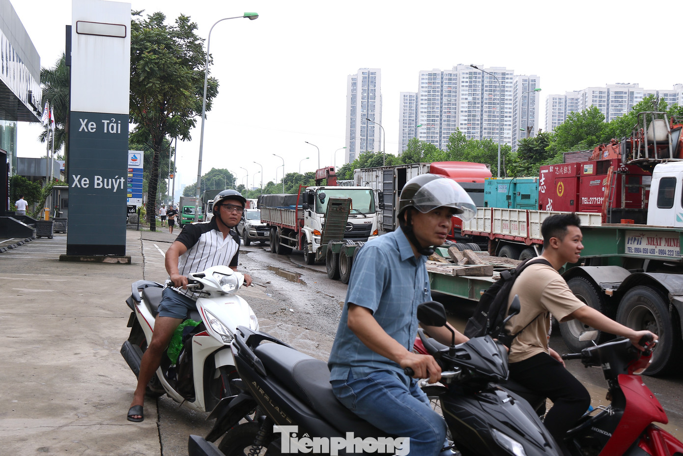 Nhiều ô tô, xe máy phải quay đầu vì sợ ngập.