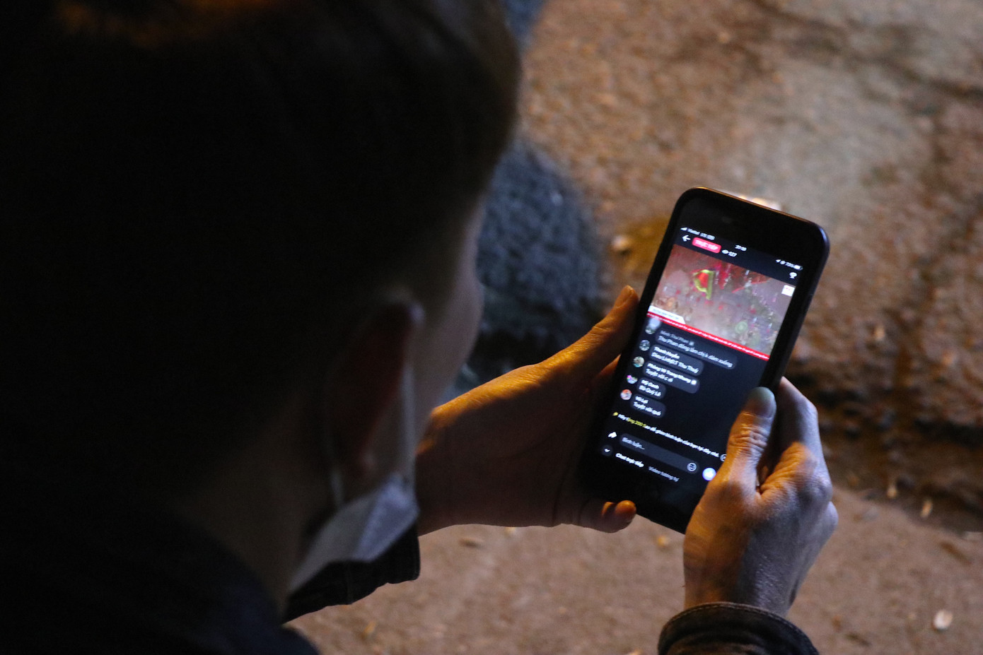 Nhiều du khách không thể vào trong nên đành lựa chọn xem chương trình khai mạc trực tiếp trên thiết bị cá nhân. Nhiều du khách không thể vào trong nên đành lựa chọn xem chương trình khai mạc trực tiếp trên thiết bị cá nhân.