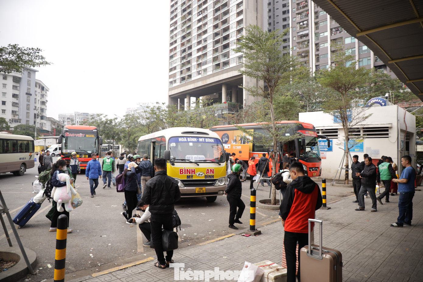 Ghi nhận tại nhiều bến xe lớn trên địa bàn Hà Nội như Mỹ Đình, Giáp Bát, Nước Ngầm, hàng nghìn người dân đổ về từ khắp nơi. Ghi nhận tại nhiều bến xe lớn trên địa bàn Hà Nội như Mỹ Đình, Giáp Bát, Nước Ngầm, hàng nghìn người dân đổ về từ khắp nơi.