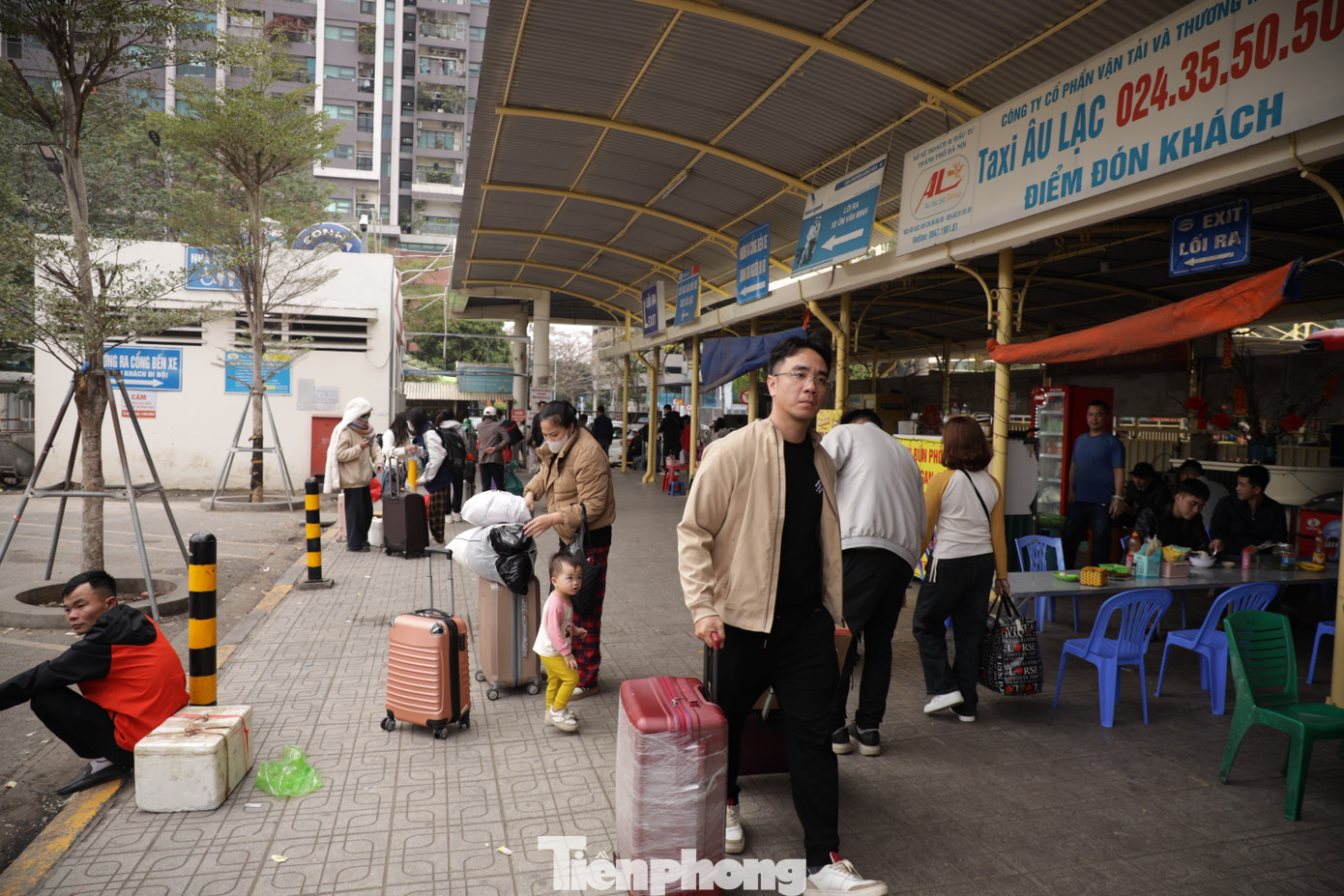 Tại Bến xe Mỹ Đình lượng phương tiện bắt đầu tăng mạnh từ 16h. Tại Bến xe Mỹ Đình lượng phương tiện bắt đầu tăng mạnh từ 16h.