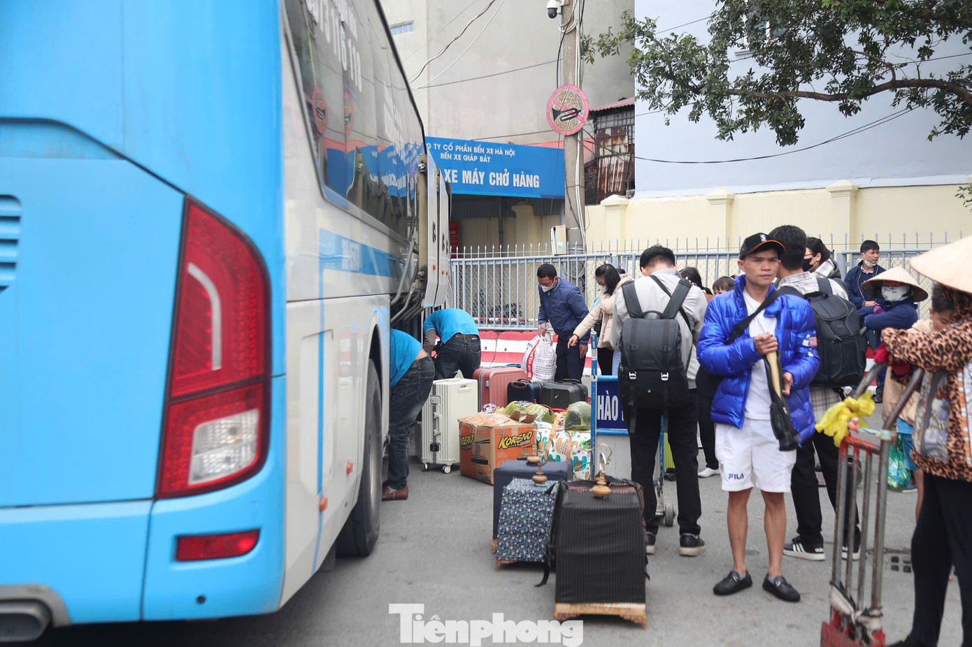 Mỗi xe khách đến bến đều kín chỗ, hành lý người dân mang theo xếp chật cốp xe. Mỗi xe khách đến bến đều kín chỗ, hành lý người dân mang theo xếp chật cốp xe.