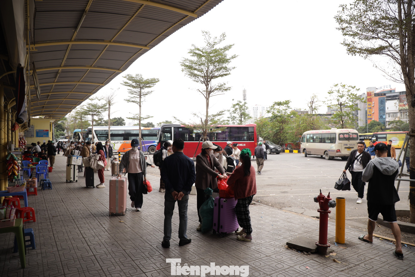 Trong chiều 2/2 (mùng 5 Tết), các bến xe lớn tại Hà Nội đã trở nên nhộn nhịp hơn khi người dân các tỉnh thành quay lại Thủ đô để chuẩn bị học tập, làm việc. Trong chiều 2/2 (mùng 5 Tết), các bến xe lớn tại Hà Nội đã trở nên nhộn nhịp hơn khi người dân các tỉnh thành quay lại Thủ đô để chuẩn bị học tập, làm việc.
