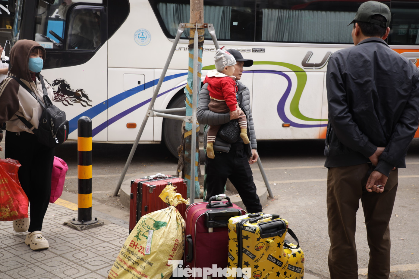 Chia sẻ với PV, anh Minh (quê Nam Định) cho biết anh và con đã được ông bà chuẩn bị cho rất nhiều thực phẩm, bánh kẹo, bánh chưng,... mang lên Hà Nội để ăn dần. Việc đặt xe cũng không quá khó khăn trong ngày cuối kỳ nghỉ lễ. Chia sẻ với PV, anh Minh (quê Nam Định) cho biết anh và con đã được ông bà chuẩn bị cho rất nhiều thực phẩm, bánh kẹo, bánh chưng,... mang lên Hà Nội để ăn dần. Việc đặt xe cũng không quá khó khăn trong ngày cuối kỳ nghỉ lễ.