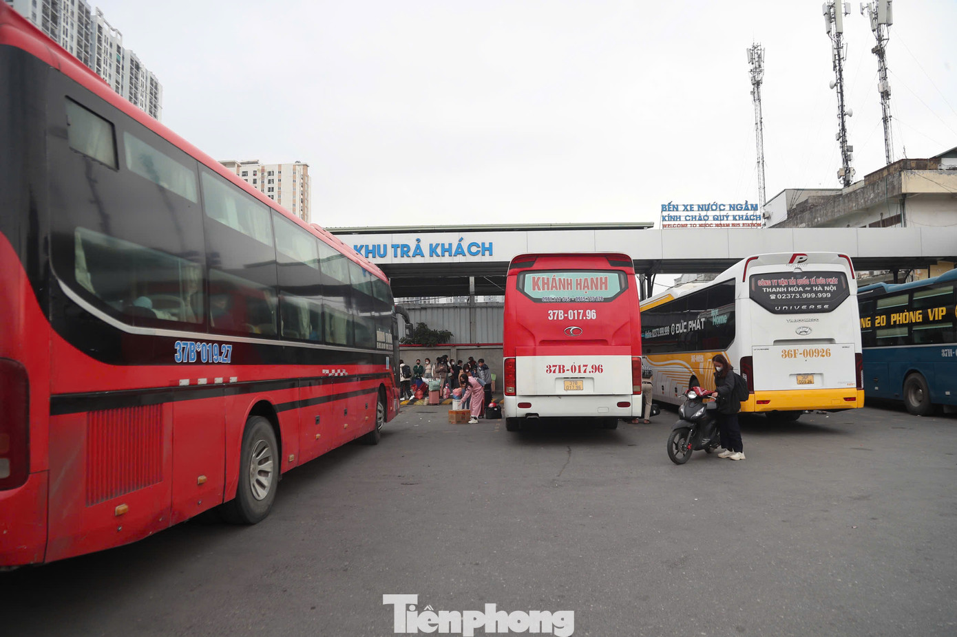 Tại bến xe Nước Ngầm chiều mùng 5 Tết, không có tình trạng ùn tắc tại các bến xe do người dân quay trở lại Hà Nội sau kỳ nghỉ Tết Nguyên đán Ất Tỵ. Tại bến xe Nước Ngầm chiều mùng 5 Tết, không có tình trạng ùn tắc tại các bến xe do người dân quay trở lại Hà Nội sau kỳ nghỉ Tết Nguyên đán Ất Tỵ.