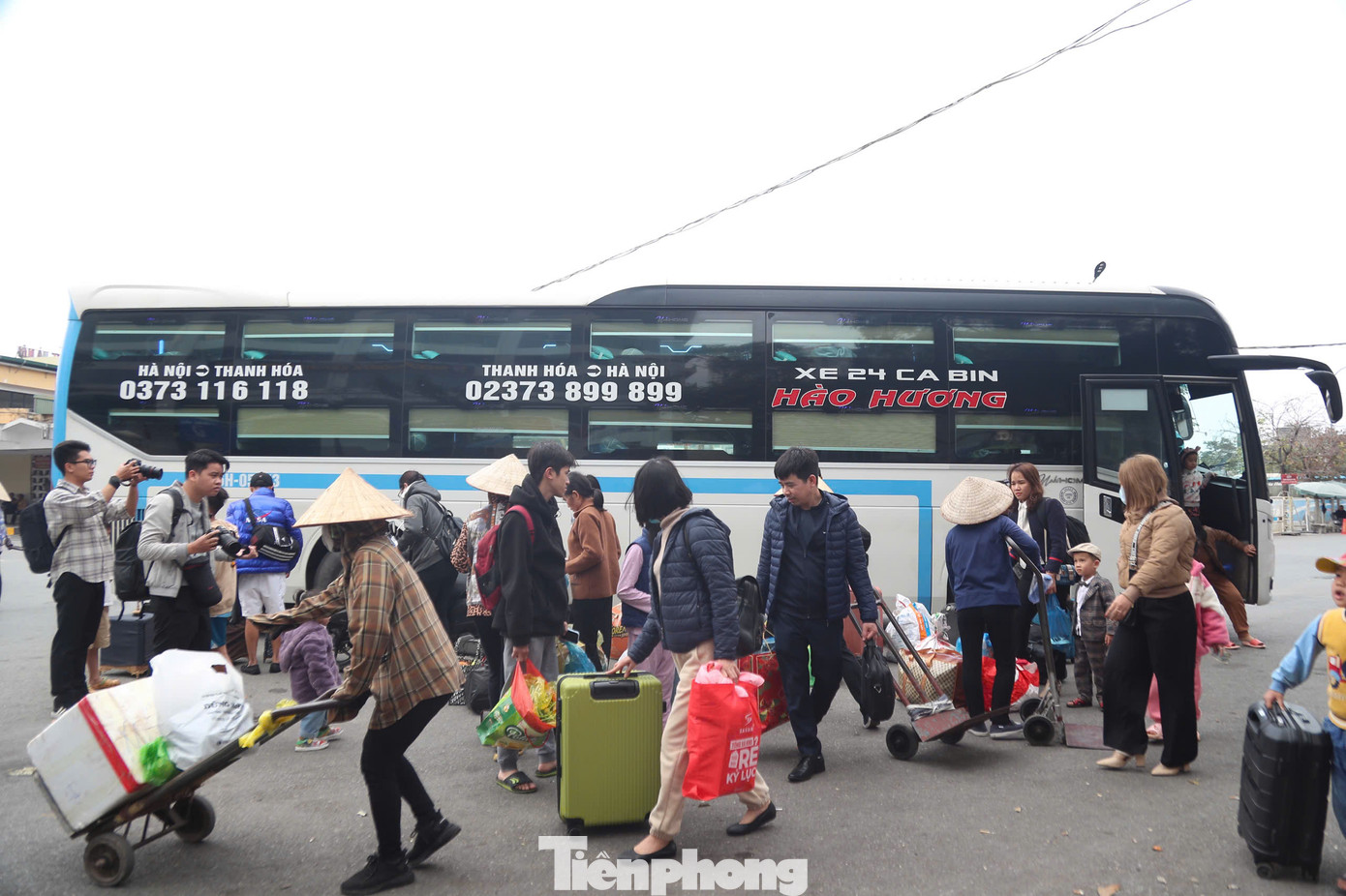 Hành khách trở lại Hà Nội với hành lý lỉnh khỉnh. Hành khách trở lại Hà Nội với hành lý lỉnh khỉnh.