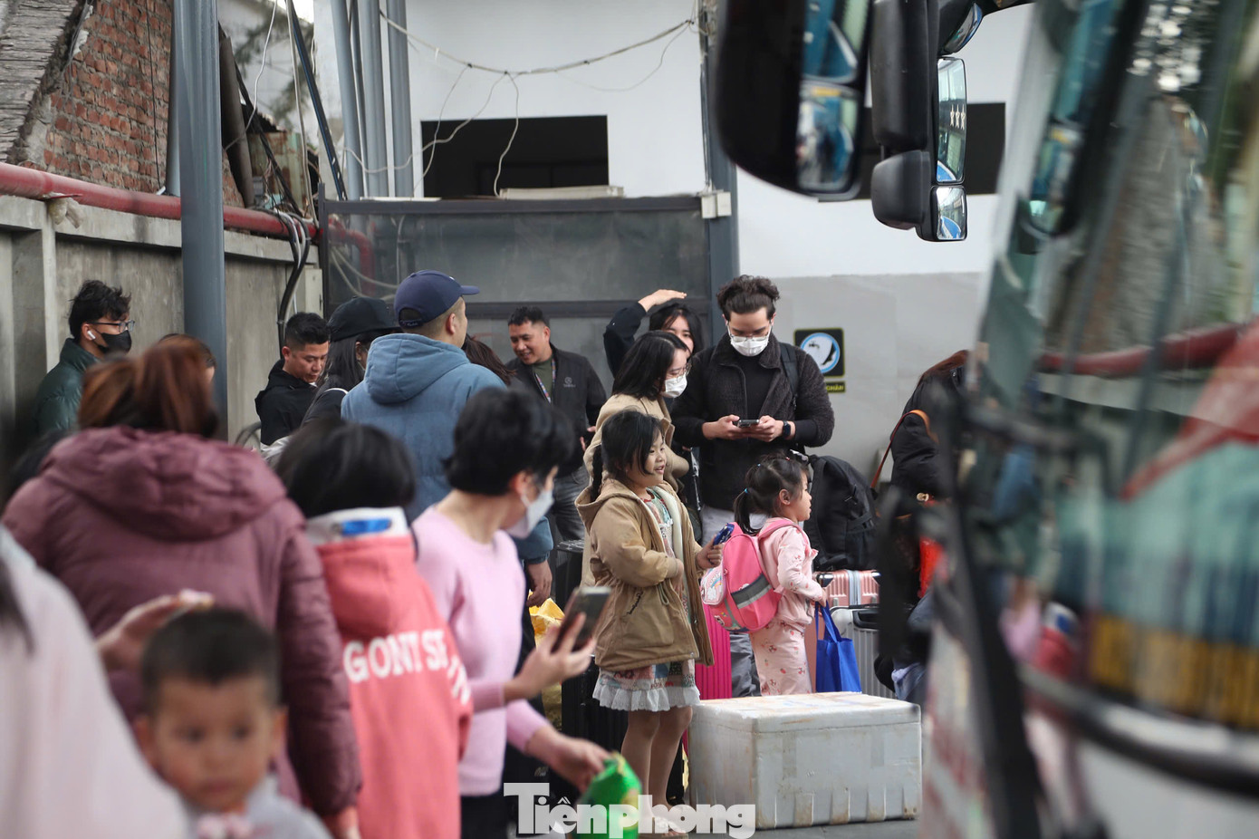 Càng về chiều, bến xe càng trở nên đông đúc. Càng về chiều, bến xe càng trở nên đông đúc.