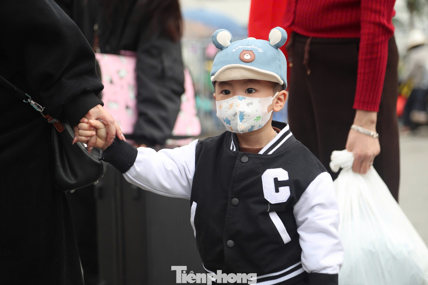 Các bến xe, ga tàu đã lên phương án điều phối phương tiện, tăng cường nhân lực để đảm bảo việc di chuyển của người dân được thuận lợi, an toàn nên hầu hết các bến xe ở Hà Nội không diễn ra cảnh chật kín như mọi năm. Các bến xe, ga tàu đã lên phương án điều phối phương tiện, tăng cường nhân lực để đảm bảo việc di chuyển của người dân được thuận lợi, an toàn nên hầu hết các bến xe ở Hà Nội không diễn ra cảnh chật kín như mọi năm.