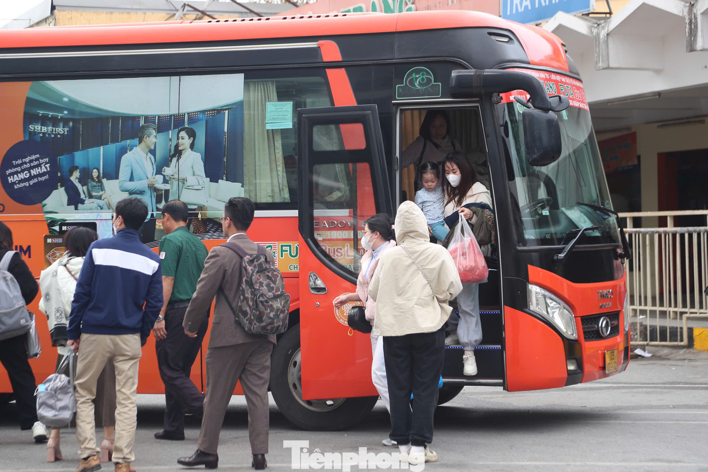 Tại bến xe Giáp Bát, người dân đổ về bến xe đông đúc ngay từ đầu giờ chiều. Tại bến xe Giáp Bát, người dân đổ về bến xe đông đúc ngay từ đầu giờ chiều.
