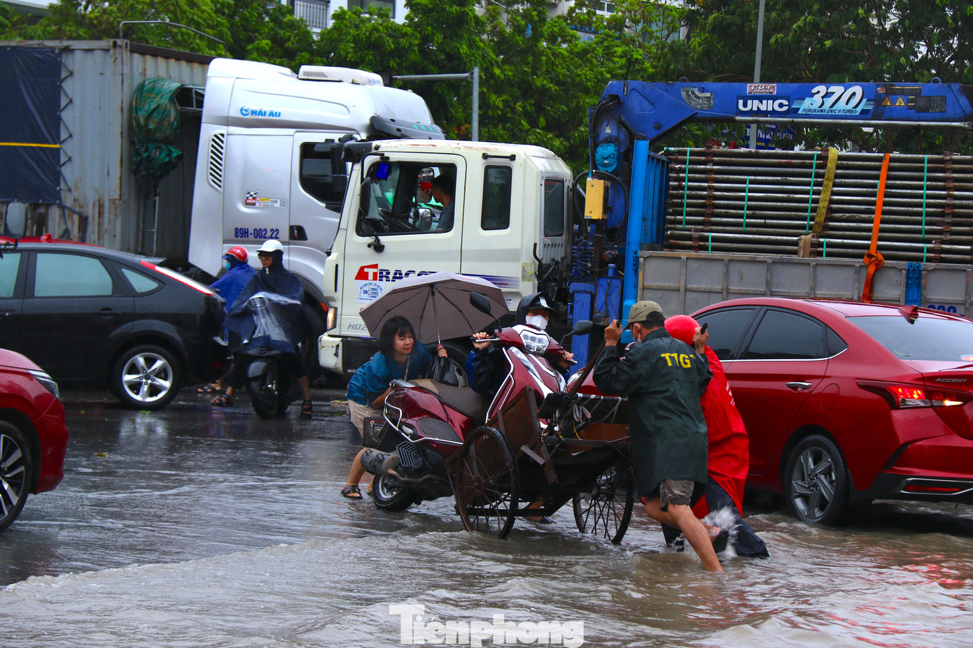 Nhiều ôtô, xe máy chết máy, không thể di chuyển giữa "biển nước" phải dùng dịch vụ xe kéo tại chỗ. Nhiều ôtô, xe máy chết máy, không thể di chuyển giữa "biển nước" phải dùng dịch vụ xe kéo tại chỗ.
