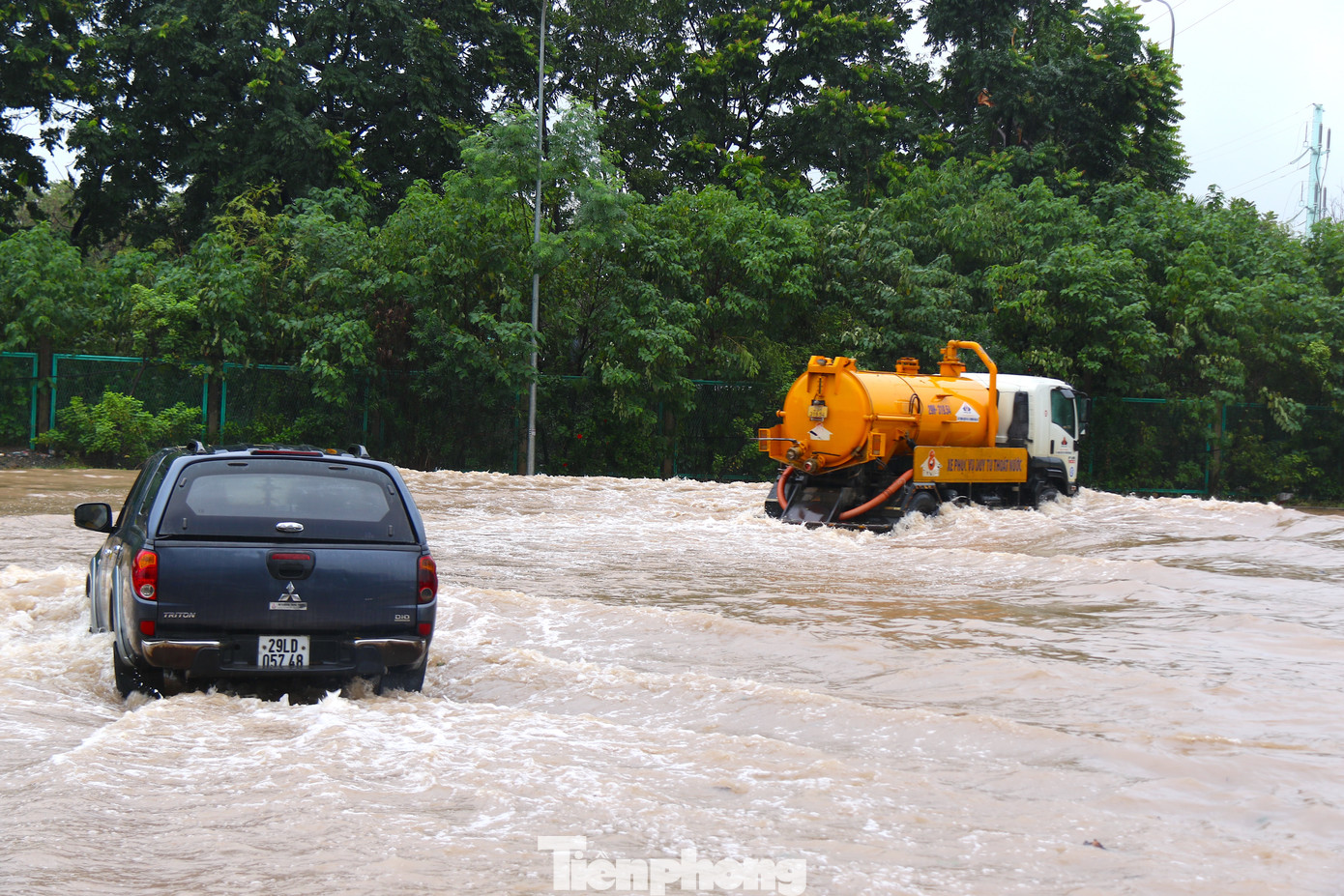 Ghi nhận tại khu vực đầu đường Hoàng Tùng thuộc cổng chào Thiên đường Bảo Sơn, mực nước ngập đến nửa thân ô tô. Ghi nhận tại khu vực đầu đường Hoàng Tùng thuộc cổng chào Thiên đường Bảo Sơn, mực nước ngập đến nửa thân ô tô.