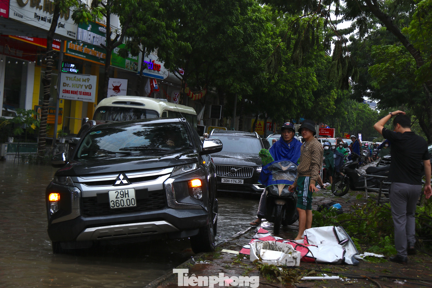 Các phương tiện tìm cách thoát thân bằng cách đi ngược chiều, trèo lên vỉa hè... để tránh chỗ ngập. Các phương tiện tìm cách thoát thân bằng cách đi ngược chiều, trèo lên vỉa hè... để tránh chỗ ngập.