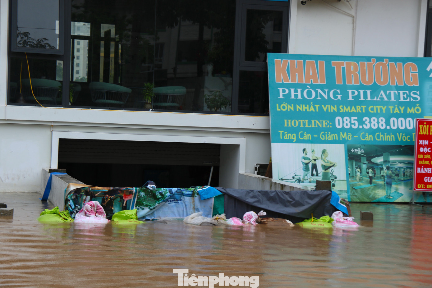 Các nhà dân thuộc khu đô thị đắp cát, kê bạt để nước không tràn vào hầm. Các nhà dân thuộc khu đô thị đắp cát, kê bạt để nước không tràn vào hầm.