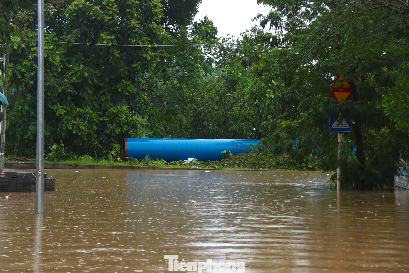 Nước mênh mông tại các tuyến đường gần khu vực Thiên đường Bảo Sơn. Nước mênh mông tại các tuyến đường gần khu vực Thiên đường Bảo Sơn.