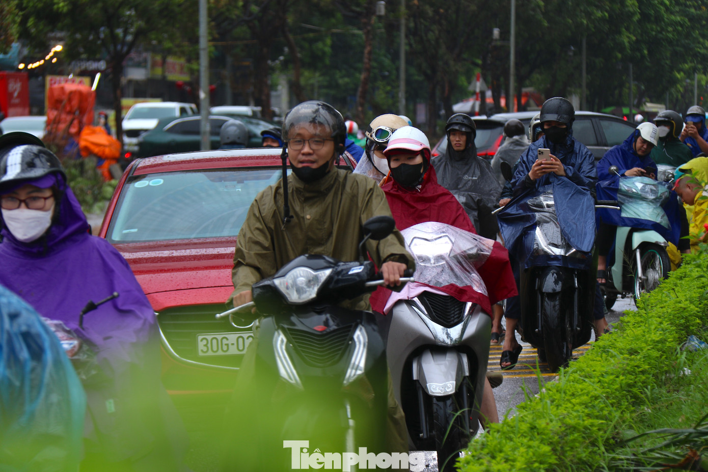 Theo anh Nguyễn Hải (An Khánh, Hoài Đức), rút kinh nghiệm những hôm mưa bão trước, anh đã đi làm từ 7 rưỡi sáng để tránh tắc và nếu ngập có thể di chuyển bằng đường khác để kịp đi làm. "Cẩn thận là thế nhưng tất cả các đường vào nội thành gồm ba tuyến nội khu, đường gom đại lộ và đường để sang Hà Đông đều đang ngập, cố đi rất dễ hỏng xe nên tôi đang loay hoay không biết đi đường nào!", anh Hải cho hay. Theo anh Nguyễn Hải (An Khánh, Hoài Đức), rút kinh nghiệm những hôm mưa bão trước, anh đã đi làm từ 7 rưỡi sáng để tránh tắc và nếu ngập có thể di chuyển bằng đường khác để kịp đi làm. "Cẩn thận là thế nhưng tất cả các đường vào nội thành gồm ba tuyến nội khu, đường gom đại lộ và đường để sang Hà Đông đều đang ngập, cố đi rất dễ hỏng xe nên tôi đang loay hoay không biết đi đường nào!", anh Hải cho hay.