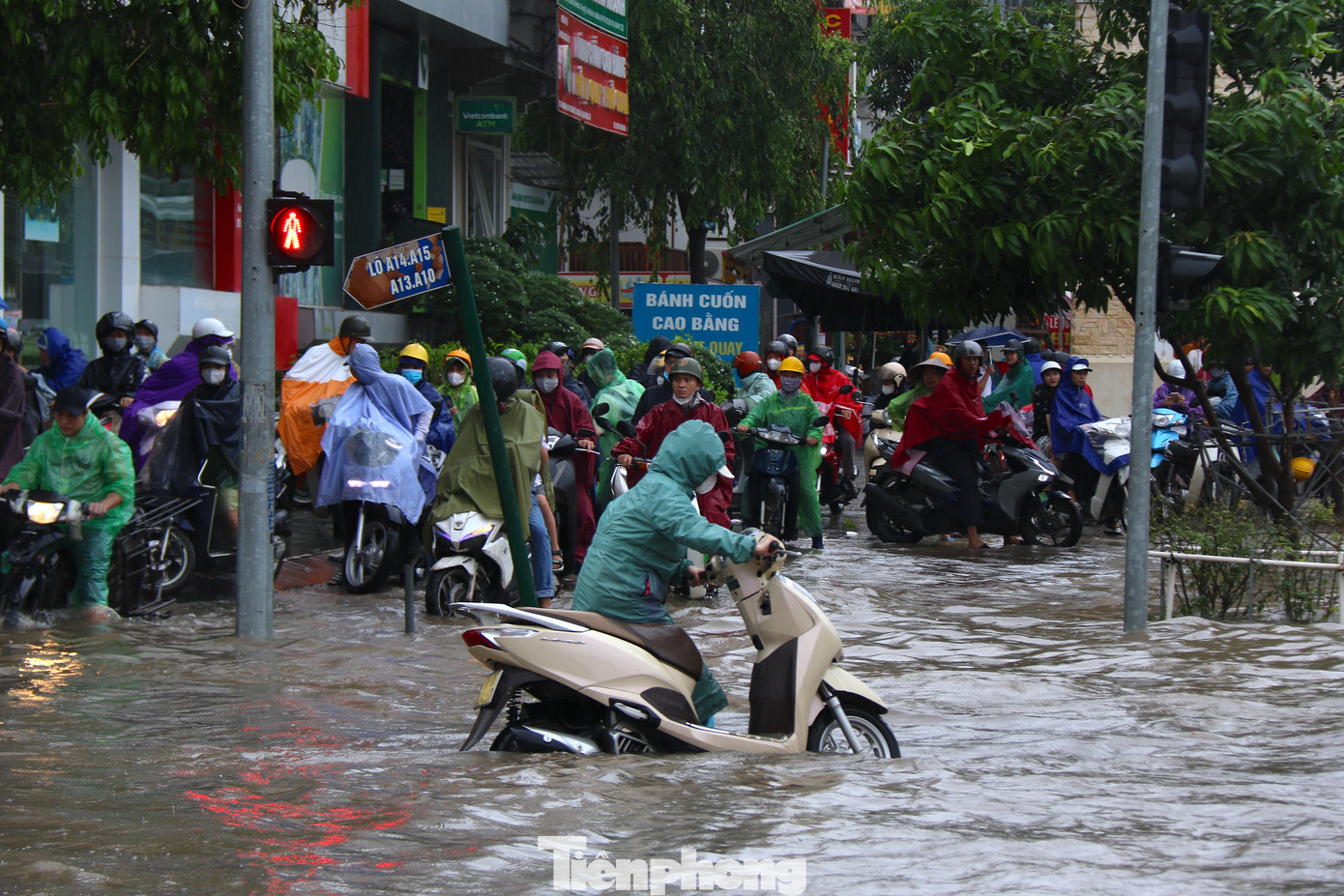 Hàng loạt phương tiện chết máy, khi mực nước ngập quá nửa bánh xe. Hàng loạt phương tiện chết máy, khi mực nước ngập quá nửa bánh xe.