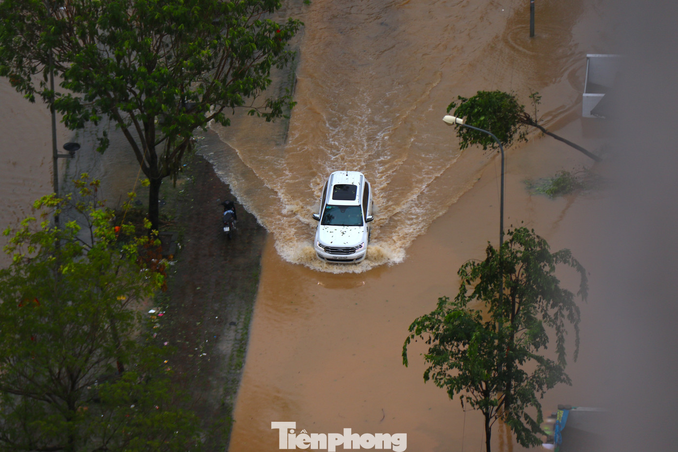 Đường gom Đại lộ Thăng Long (gần khu vực Thiên đường Bảo Sơn) là điểm đen ngập lụt của Hà Nội từ nhiều năm nay. Cứ sau mỗi đợt mưa lớn, đoạn đường này lại trở thành nỗi kinh hoàng với người dân. Đường gom Đại lộ Thăng Long (gần khu vực Thiên đường Bảo Sơn) là điểm đen ngập lụt của Hà Nội từ nhiều năm nay. Cứ sau mỗi đợt mưa lớn, đoạn đường này lại trở thành nỗi kinh hoàng với người dân.