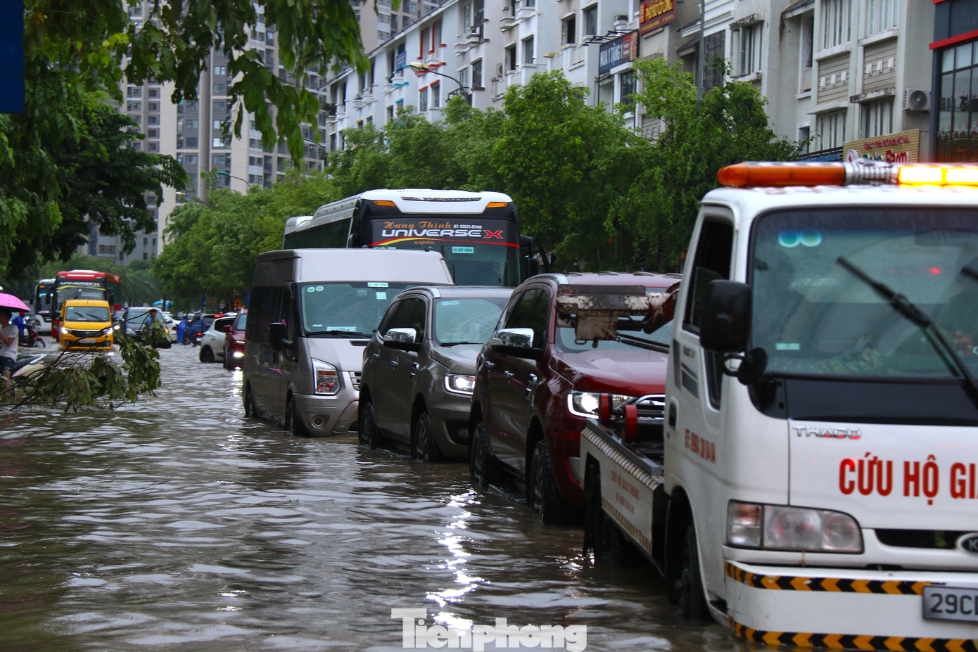 Hàng dài xe xếp hàng, ngần ngại không dám đi qua khu vực ngập sâu. Hàng dài xe xếp hàng, ngần ngại không dám đi qua khu vực ngập sâu.