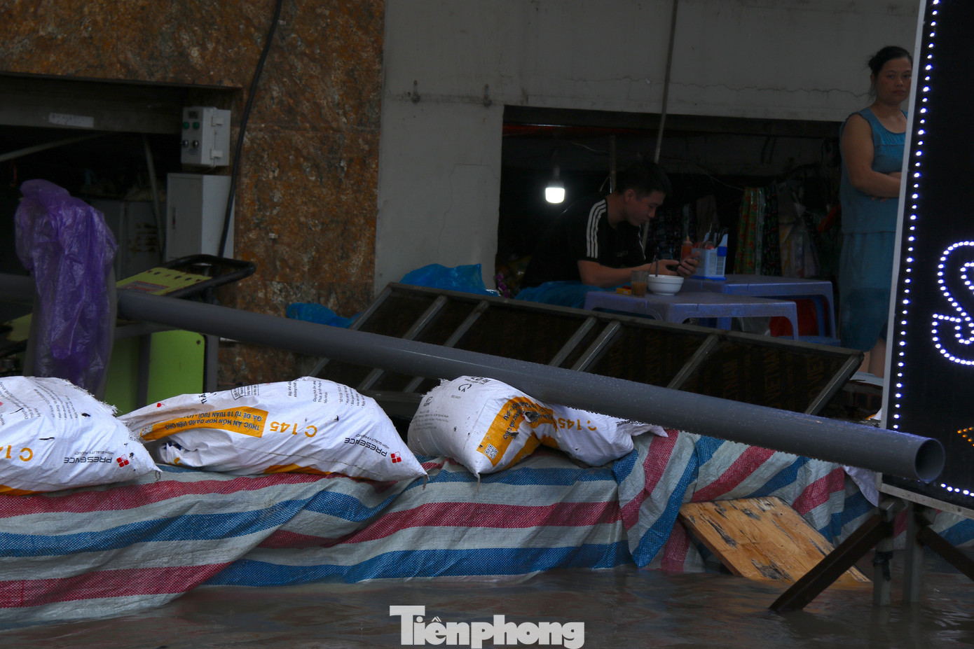 Các nhà dân thuộc khu đô thị đắp cát, kê bạt để nước không tràn vào hầm. Các nhà dân thuộc khu đô thị đắp cát, kê bạt để nước không tràn vào hầm.