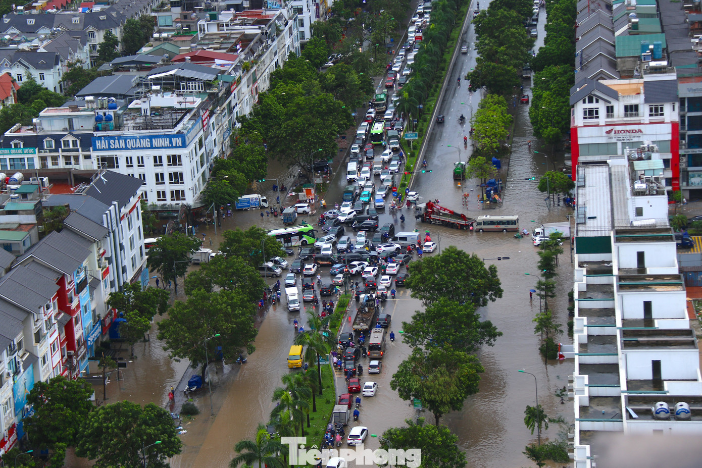 Đợt mưa lớn do ảnh hưởng của bão số 3 khiến nhiều tuyến đường ở Đại lộ Thăng Long ngập sâu. Tới thời điểm hiện tại, dù mưa lớn đã ngớt dần, nhưng khu vực km số 8 (gần Thiên đường Bảo Sơn) tại đường gom Đại lộ Thăng Long vẫn ngập nặng. Đợt mưa lớn do ảnh hưởng của bão số 3 khiến nhiều tuyến đường ở Đại lộ Thăng Long ngập sâu. Tới thời điểm hiện tại, dù mưa lớn đã ngớt dần, nhưng khu vực km số 8 (gần Thiên đường Bảo Sơn) tại đường gom Đại lộ Thăng Long vẫn ngập nặng.