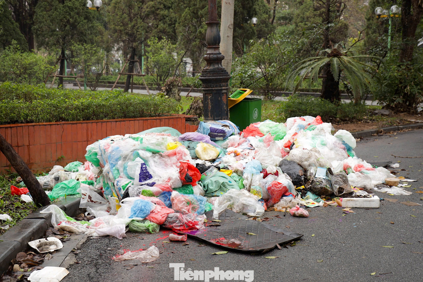 Xung quanh khuôn viên của công viên là rác thải chất đống của những người đến tham quan. Xung quanh khuôn viên của công viên là rác thải chất đống của những người đến tham quan.