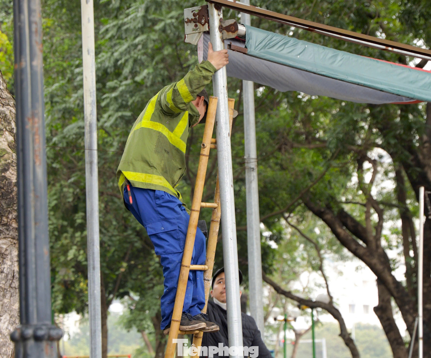 Đồng thời, làm mới sân quảng trường; Cải tạo, nâng cấp toàn bộ khu vui chơi trẻ em; Cải tạo, xử lý sụt lún khu vực cống thoát nước của TP trong công viên; Xây lại các đoạn kè bị sụt lún. Cải tạo đánh bóng lại hệ thống bậu đá granito ven hồ; Đổ đất, san nền tại những khu vực trũng thấp… Đồng thời, làm mới sân quảng trường; Cải tạo, nâng cấp toàn bộ khu vui chơi trẻ em; Cải tạo, xử lý sụt lún khu vực cống thoát nước của TP trong công viên; Xây lại các đoạn kè bị sụt lún. Cải tạo đánh bóng lại hệ thống bậu đá granito ven hồ; Đổ đất, san nền tại những khu vực trũng thấp…