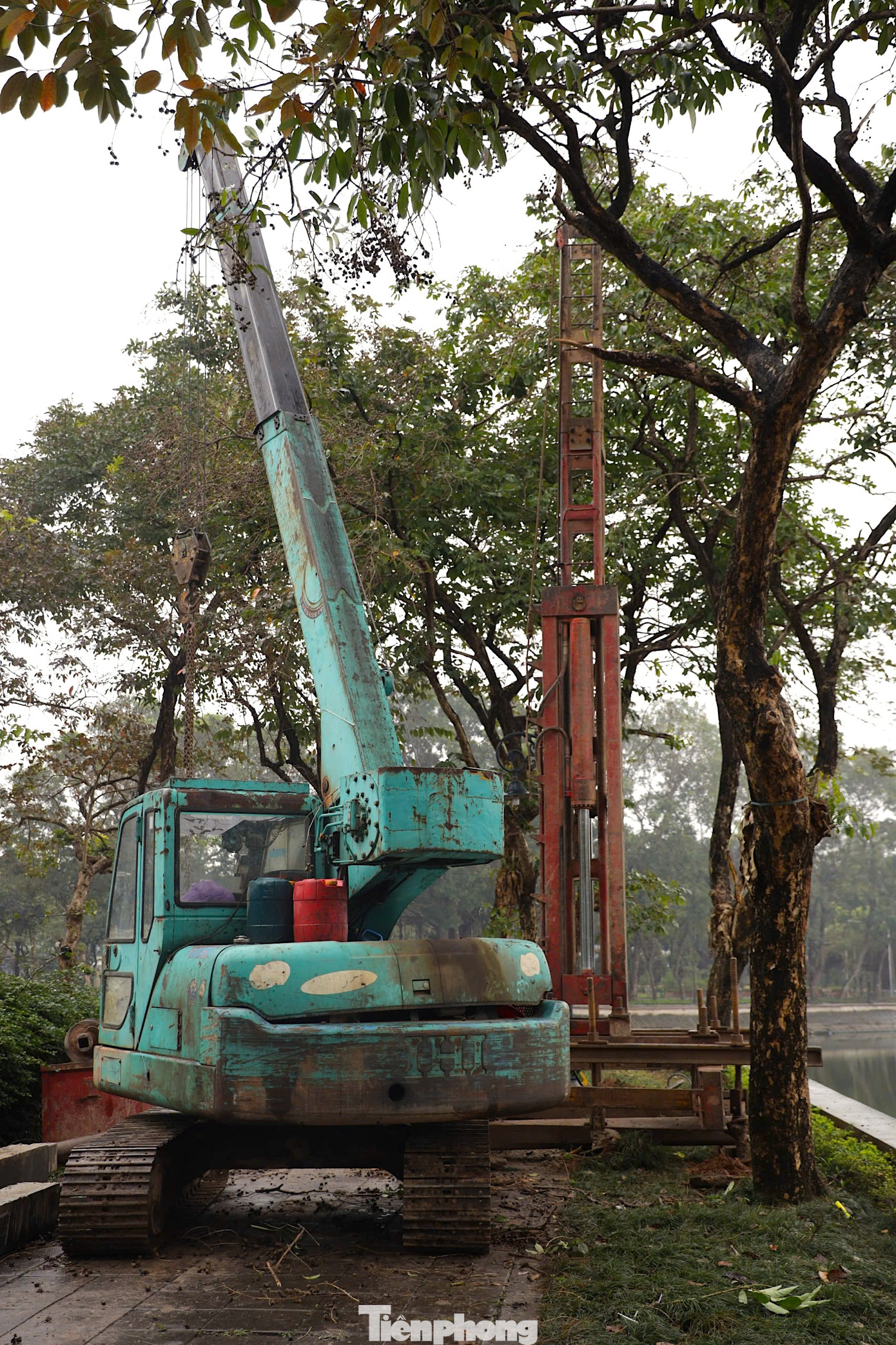 Đối các phân khu trong công viên, sẽ tổ chức bóc bỏ vật liệu lát đường dạo nhánh, sân chơi, sân tập thể thao hiện trạng, vận chuyển phế thải đổ đi; Gia cố nền, đồ bê tông nền, lát gạch bê tông giả đá, bó vỉa đá 2 bên các đường dạo nhánh, sân chơi, sân tập thể thao. Đối các phân khu trong công viên, sẽ tổ chức bóc bỏ vật liệu lát đường dạo nhánh, sân chơi, sân tập thể thao hiện trạng, vận chuyển phế thải đổ đi; Gia cố nền, đồ bê tông nền, lát gạch bê tông giả đá, bó vỉa đá 2 bên các đường dạo nhánh, sân chơi, sân tập thể thao.