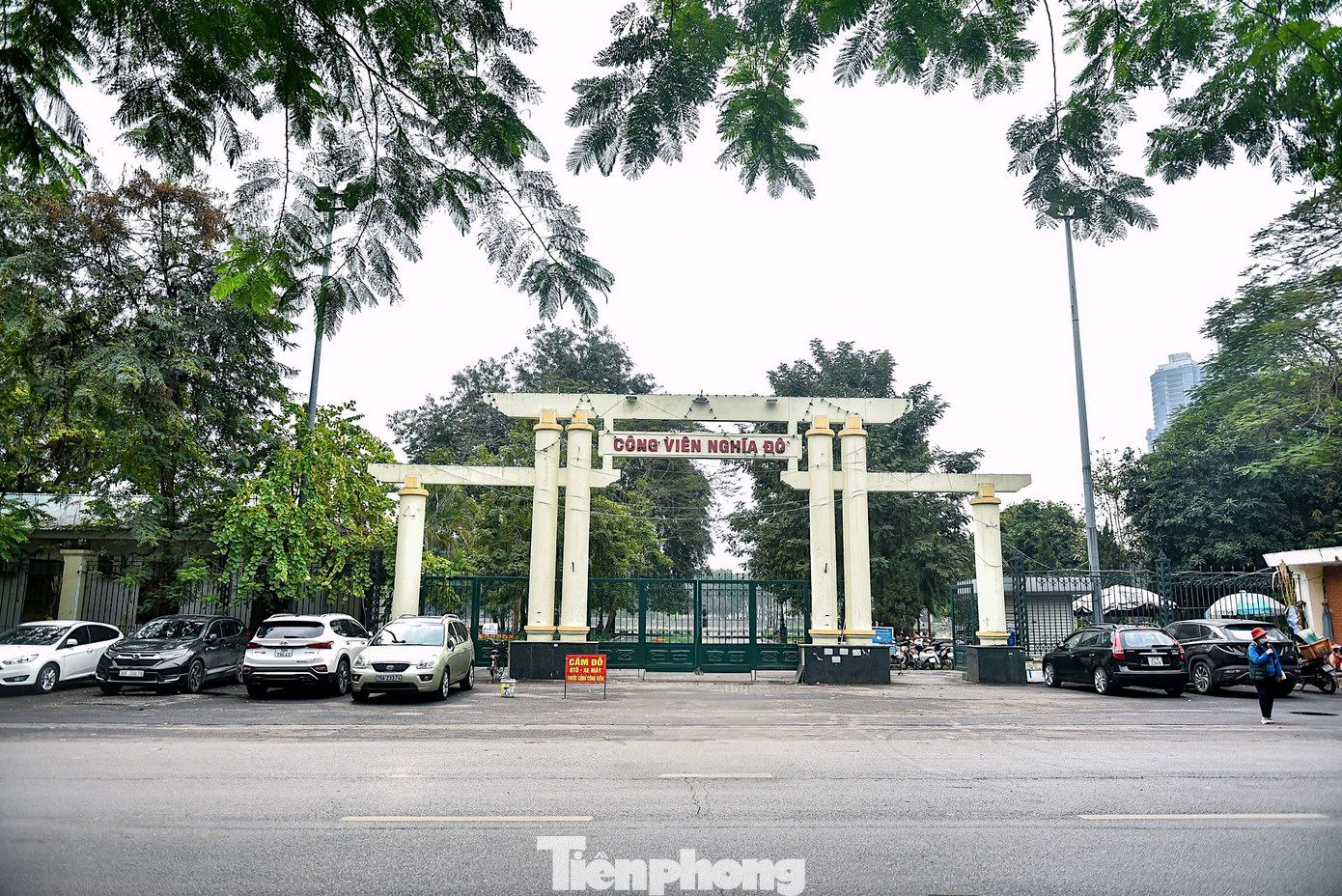 Có diện tích 42.000m2 nằm trên đường Nguyễn Văn Huyên và Tô Hiệu (quận Cầu Giấy), công viên Nghĩa Đô là một trong những công viên lớn nhất Hà Nội. Với vị trí đắc địa nằm ngay giữa trung tâm thành phố cùng khuôn viên xanh mát thì nơi đây được ví như “hòn ngọc xanh” của Thủ đô. Có diện tích 42.000m2 nằm trên đường Nguyễn Văn Huyên và Tô Hiệu (quận Cầu Giấy), công viên Nghĩa Đô là một trong những công viên lớn nhất Hà Nội. Với vị trí đắc địa nằm ngay giữa trung tâm thành phố cùng khuôn viên xanh mát thì nơi đây được ví như “hòn ngọc xanh” của Thủ đô.