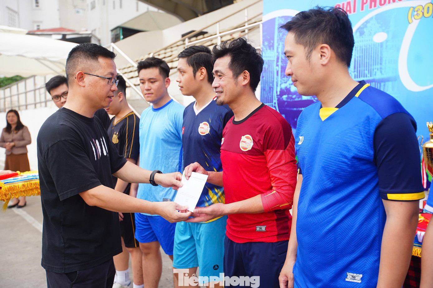 Phó Chủ tịch Công đoàn cơ quan Trung ương Đoàn Lê Minh Tuấn trao thưởng cho Đội bóng báo Thiếu niên Tiền Phong và Nhi đồng-liên quân Văn phòng Trung ương Đoàn.