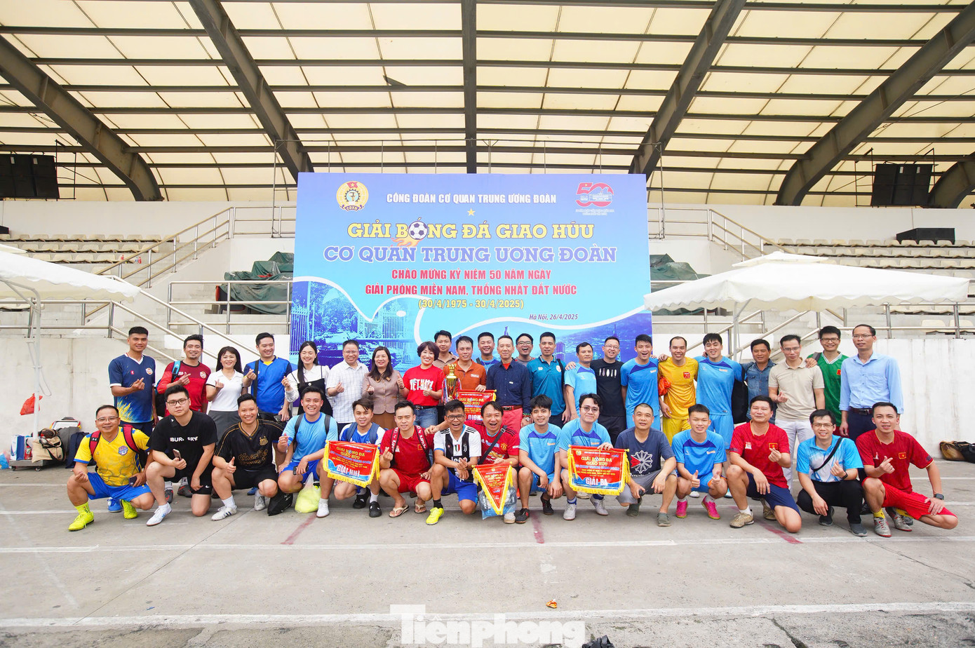 Đại diện các đội dự giải bóng đá giao hữu cơ quan Trung ương Đoàn.