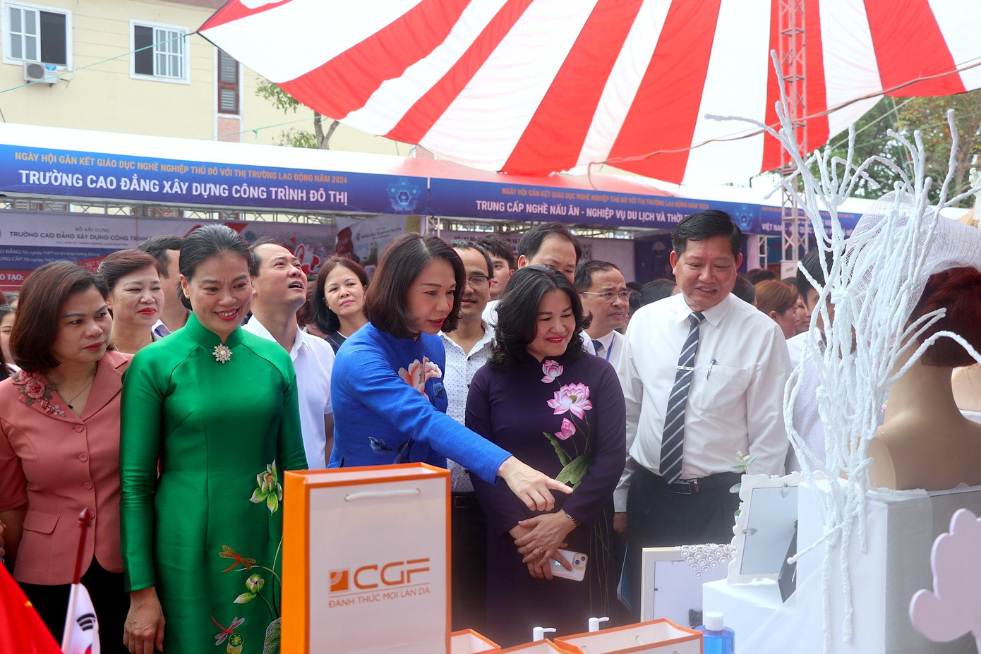 Sôi nổi các hoạt động tại ngày hội gắn kết giáo dục nghề nghiệp 2024.