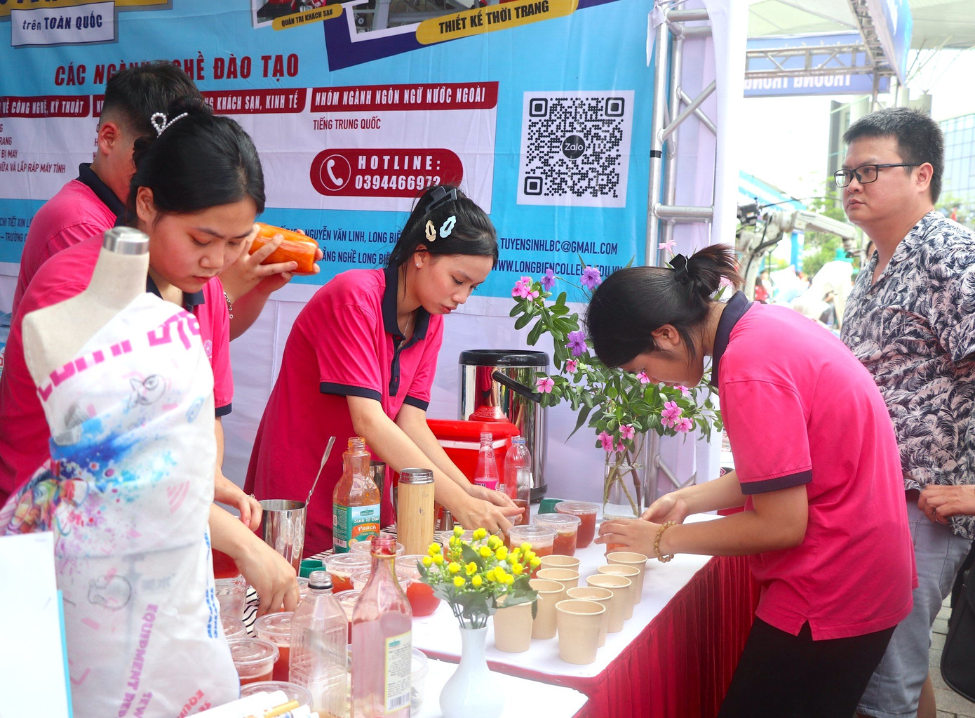 Hơn 50 cơ sở giáo dục nghề nghiệp trực tiếp tham gia tư vấn tuyển sinh, trình diễn kỹ năng nghề tại 70 gian hàng.