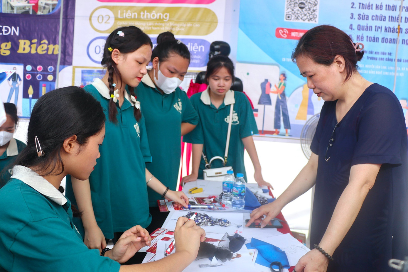 Hoạt động tư vấn hướng nghiệp, tuyển dụng tại Ngày hội.