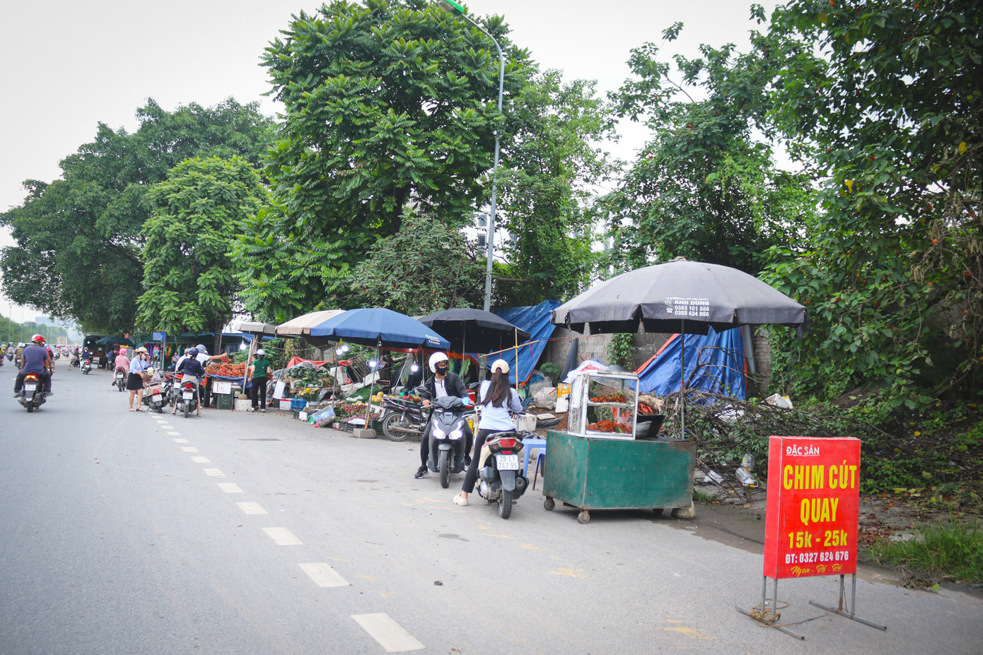 Được biết, khu vực đường gom đại lộ Thăng Long nằm trên ranh giới giữa các phường Từ Liêm và phường Xuân Phương. Do là khu vực giáp ranh nên khi lực lượng chức năng xử lý ở phường này thì các đối tượng bán hàng lại chạy sang địa bàn phường khác, công tác kiểm tra, xử lý thường xuyên gặp nhiều khó khăn.