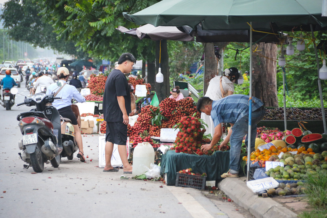 Hoạt động mua bán này diễn ra từ sáng đến chiều tối hàng ngày. Ô dù, sạp hoa quả lấn cả xuống phần đường của người tham gia giao thông. Chủ yếu các mặt hàng được bán là hoa quả giá rẻ nhằm thu hút người dân trên đường đi làm về.