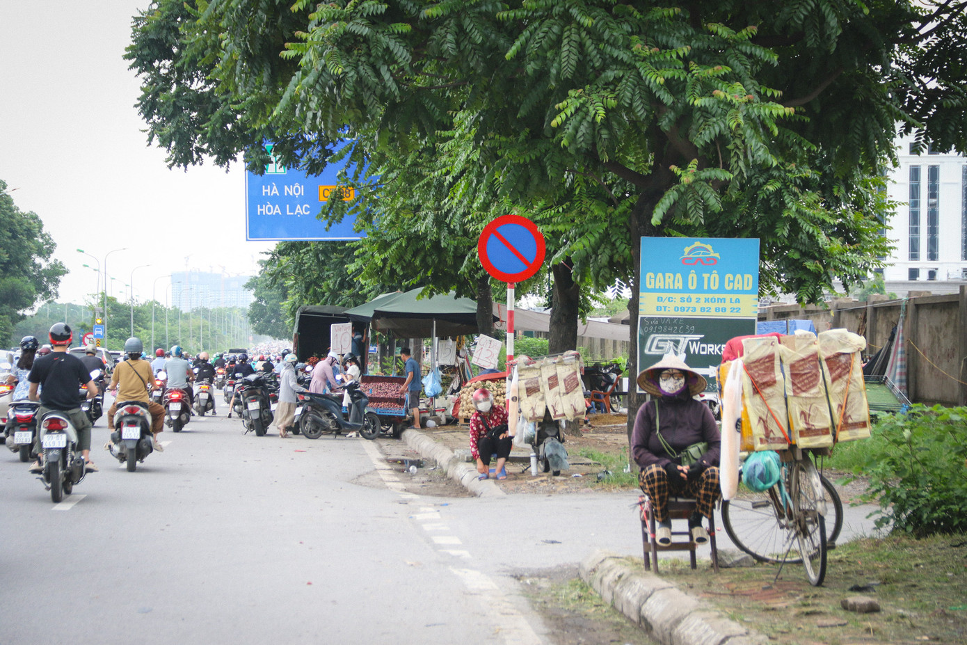 Hoạt động mua bán này diễn ra từ sáng đến chiều tối hàng ngày. Ô dù, sạp hoa quả lấn cả xuống phần đường của người tham gia giao thông. Chủ yếu các mặt hàng được bán là hoa quả giá rẻ nhằm thu hút người dân trên đường đi làm về.