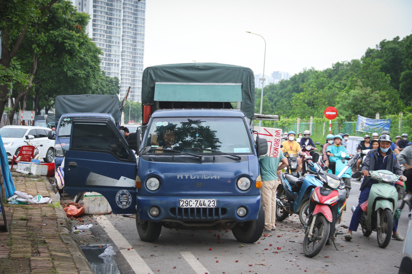 Ô tô ngang nhiên đỗ dưới lòng đường bán hàng; người dân cũng "hồn nhiên" dừng đỗ xe giữa đường để mua hàng.