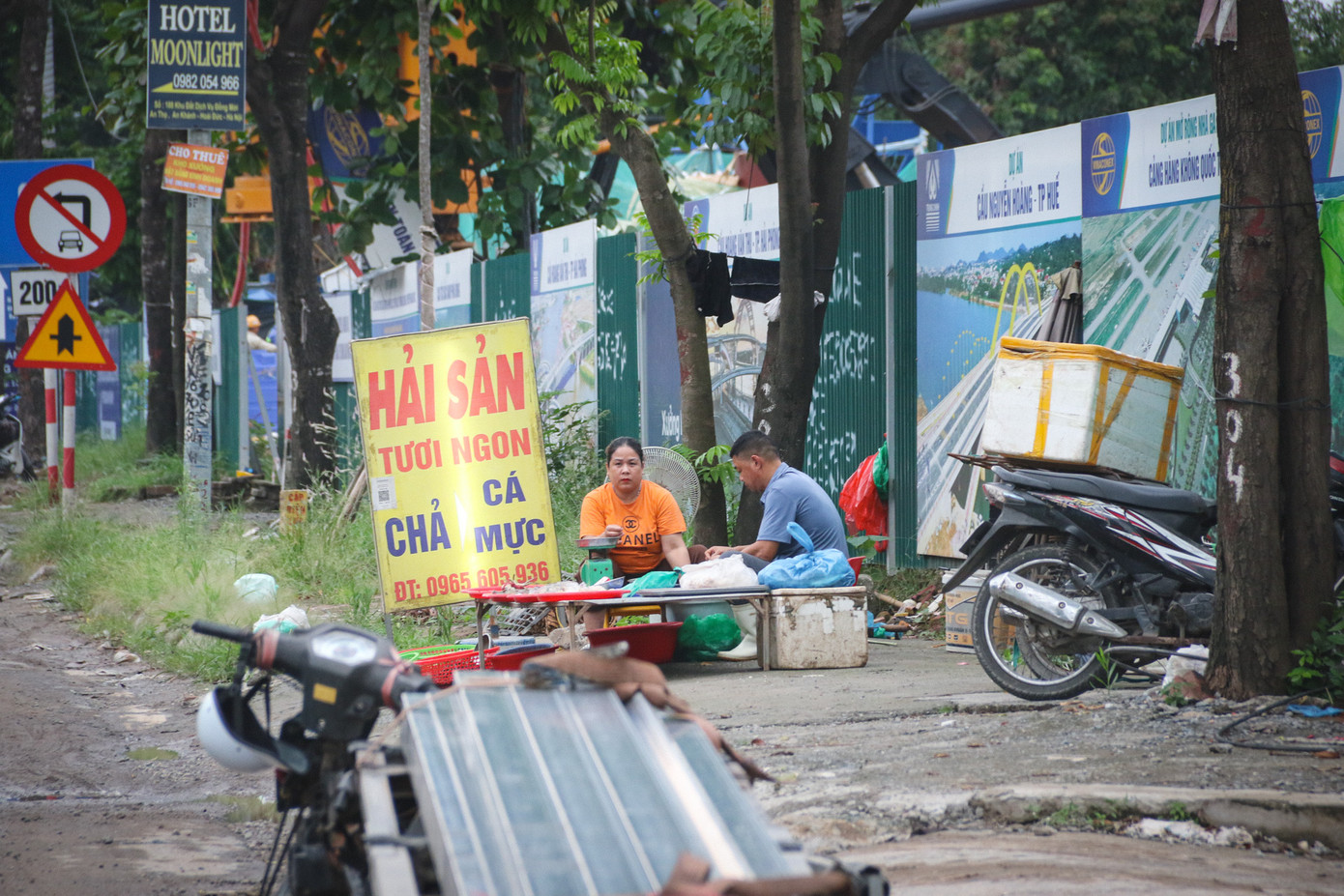 Anh Đạt (An Khánh, Hoài Đức) bức xúc cho biết, các phương tiện thường xuyên lưu thông với tốc độ cao trên đại lộ Thăng Long. Do vậy, mỗi khi người đi xe máy hoặc ô tô dừng xe, đỗ ngay dưới lòng đường để mua hàng dễ tạo ra tình huống bất ngờ, dẫn đến nguy cơ xảy ra va chạm, tai nạn giao thông.