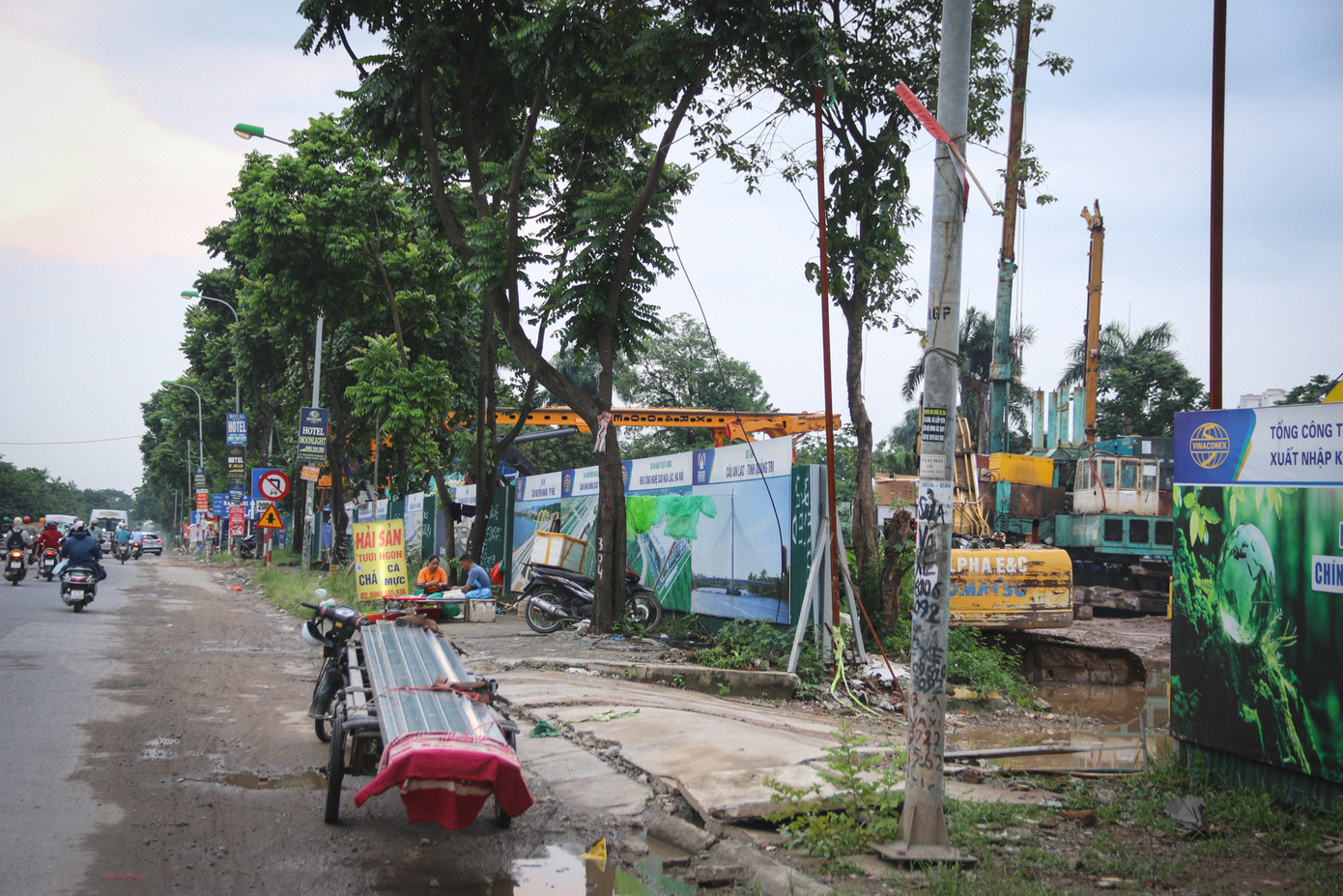 Tuy nhiên, hiện đang có nhiều bất cập đảm bảo an toàn tại công trường nút giao nghìn tỷ này.