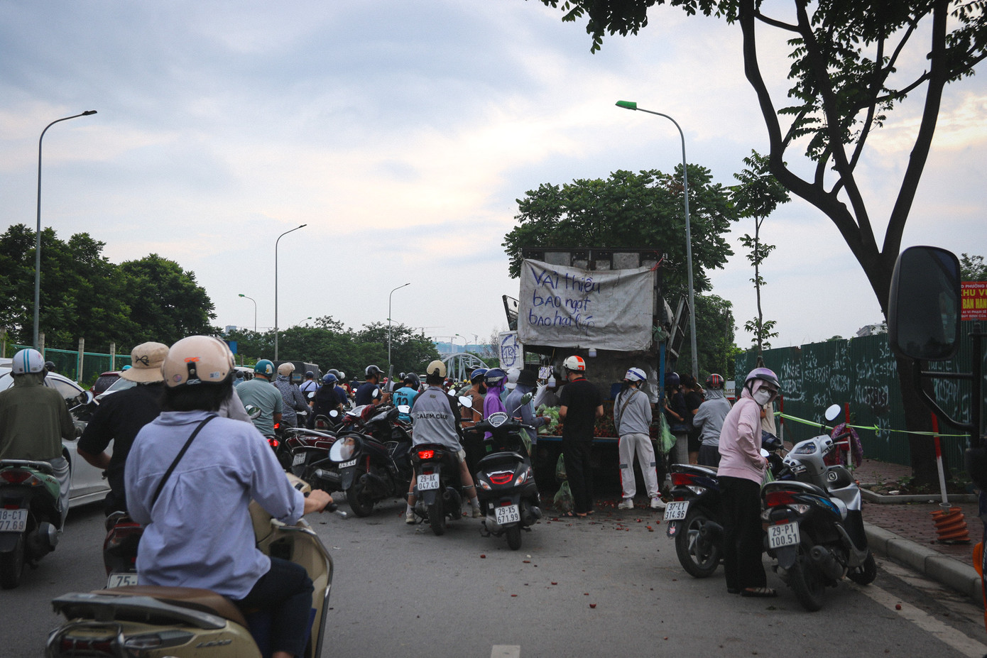 Việc làm này của cả người bán và người mua đang tiềm ẩn nhiều nguy cơ xảy ra tai nạn giao thông đặc biệt là thời điểm chiều tối, khi lượng phương tiện qua lại tăng cao.
