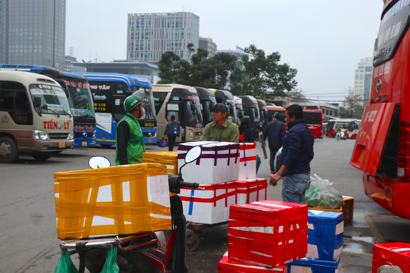 Hành lý của hành khách và hành lý ký gửi xếp thành đống, chờ đến lượt được nhân viên nhà xe sắp xếp.