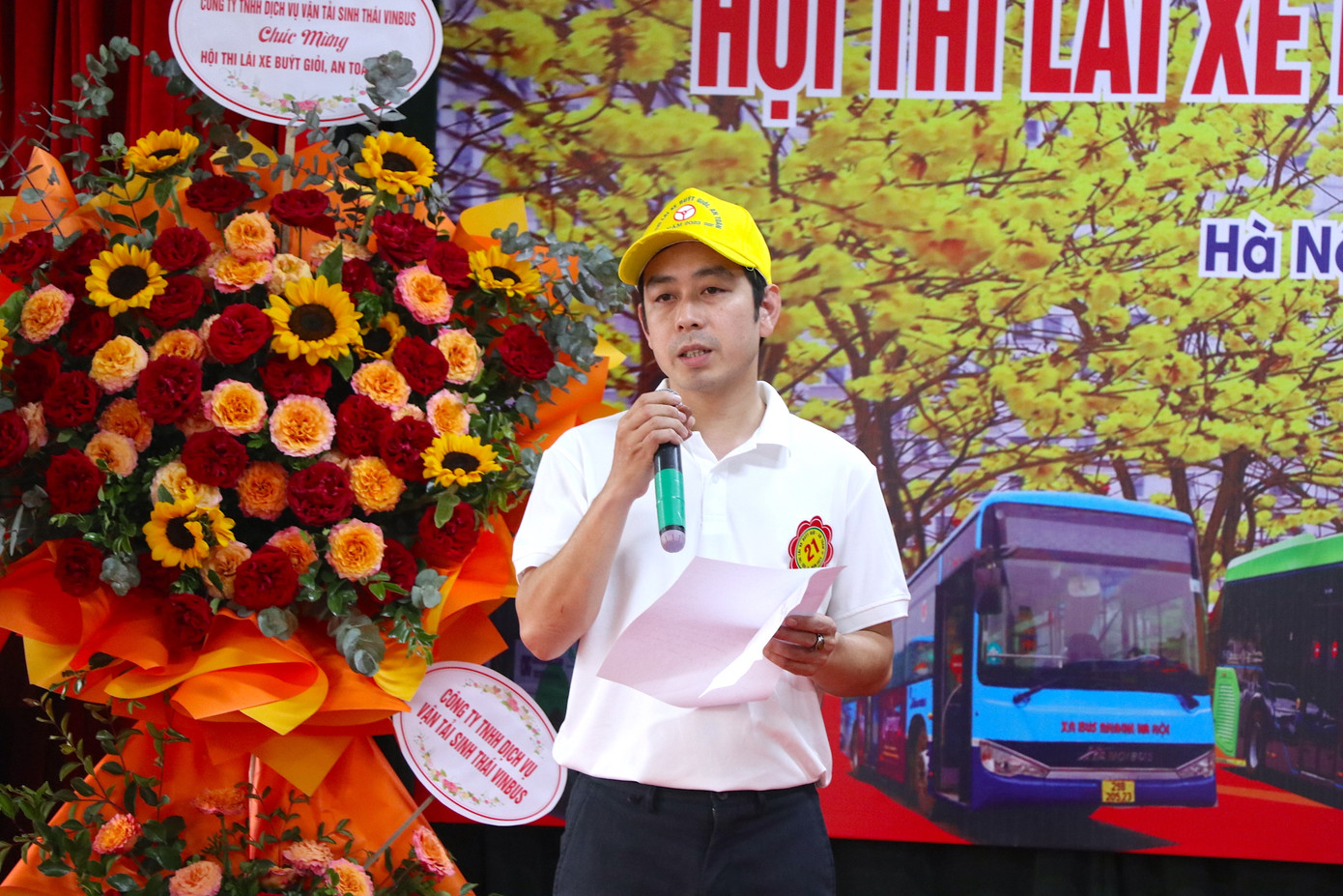 Thí sinh trả lời câu hỏi trong phần thi ứng xử.