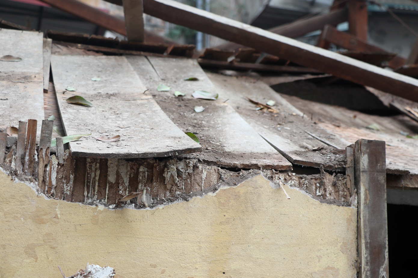 Ông Phạm Việt Hưng, Phó Chủ tịch UBND phường Chương Dương, Hoàn Kiếm, thành phố Hà Nội cho biết, thực hiện theo Quyết định 4608 của UBND thành phố phê duyệt, từ 2023 đến nay đã di dời được 4 nhà gỗ: Nhà số 7, 8, 9 và hiện nay đang tháo dỡ nhà gỗ số 10. Riêng nhà gỗ số 17, hiện nay phường đã lên phương án đền bù hỗ trợ cho các hộ dân, trong vài tháng tới cũng sẽ tiến hành thông báo phương án bồi thường chi tiết đến các hộ dân để thực hiện dự án. Ông Phạm Việt Hưng, Phó Chủ tịch UBND phường Chương Dương, Hoàn Kiếm, thành phố Hà Nội cho biết, thực hiện theo Quyết định 4608 của UBND thành phố phê duyệt, từ 2023 đến nay đã di dời được 4 nhà gỗ: Nhà số 7, 8, 9 và hiện nay đang tháo dỡ nhà gỗ số 10. Riêng nhà gỗ số 17, hiện nay phường đã lên phương án đền bù hỗ trợ cho các hộ dân, trong vài tháng tới cũng sẽ tiến hành thông báo phương án bồi thường chi tiết đến các hộ dân để thực hiện dự án.